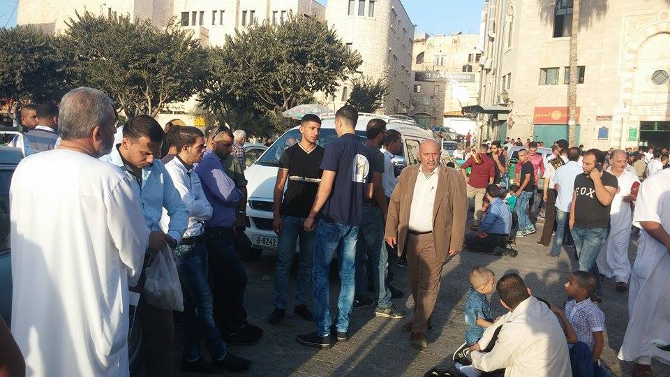 مجلس شبابي بيت لحم يوزع الحلويات في ساحة المهد بمناسبة عيد الأضحى المبارك