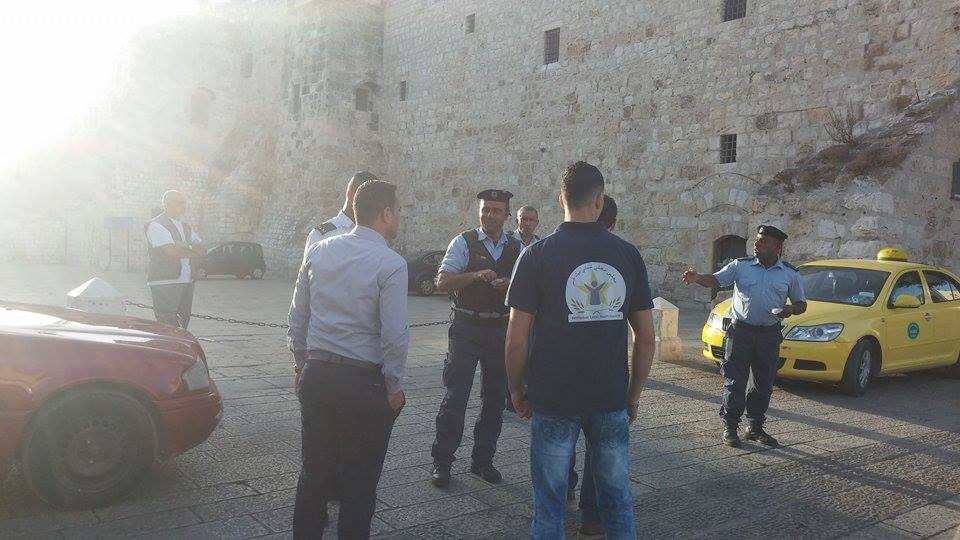 مجلس شبابي بيت لحم يوزع الحلويات في ساحة المهد بمناسبة عيد الأضحى المبارك