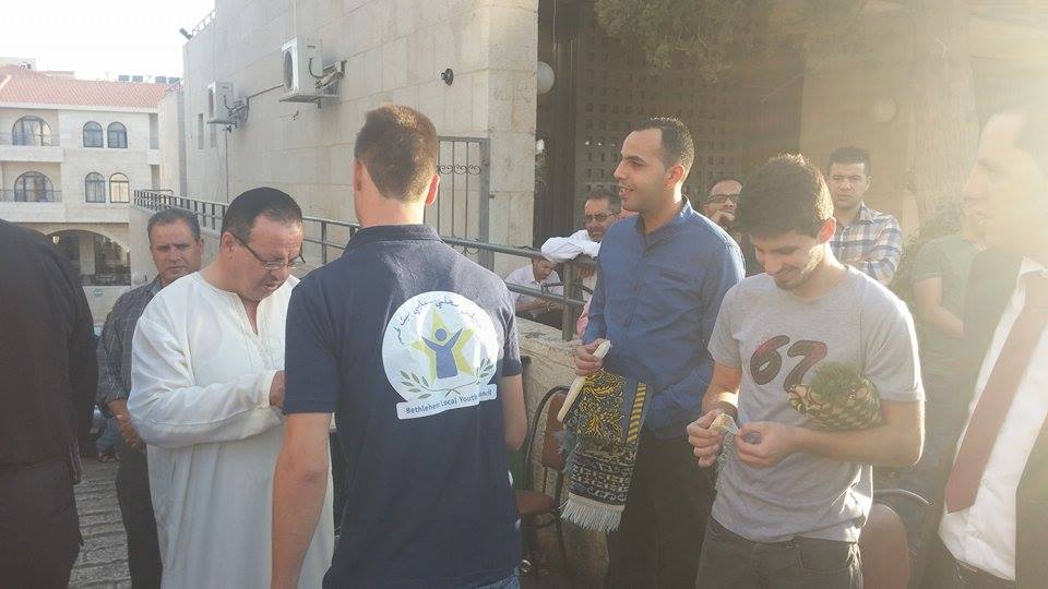 مجلس شبابي بيت لحم يوزع الحلويات في ساحة المهد بمناسبة عيد الأضحى المبارك