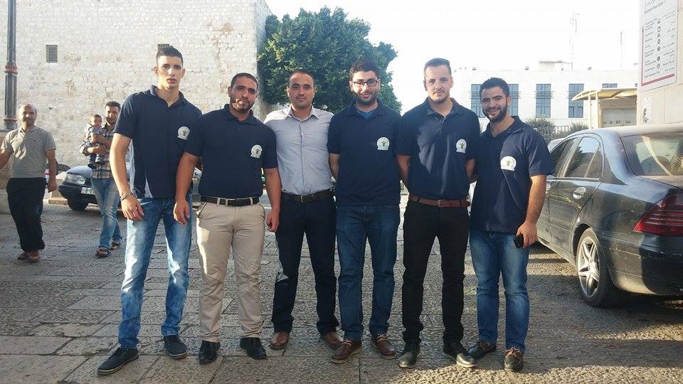 مجلس شبابي بيت لحم يوزع الحلويات في ساحة المهد بمناسبة عيد الأضحى المبارك