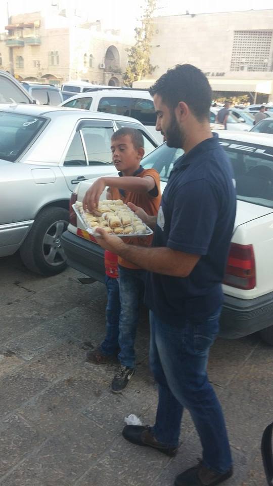 مجلس شبابي بيت لحم يوزع الحلويات في ساحة المهد بمناسبة عيد الأضحى المبارك