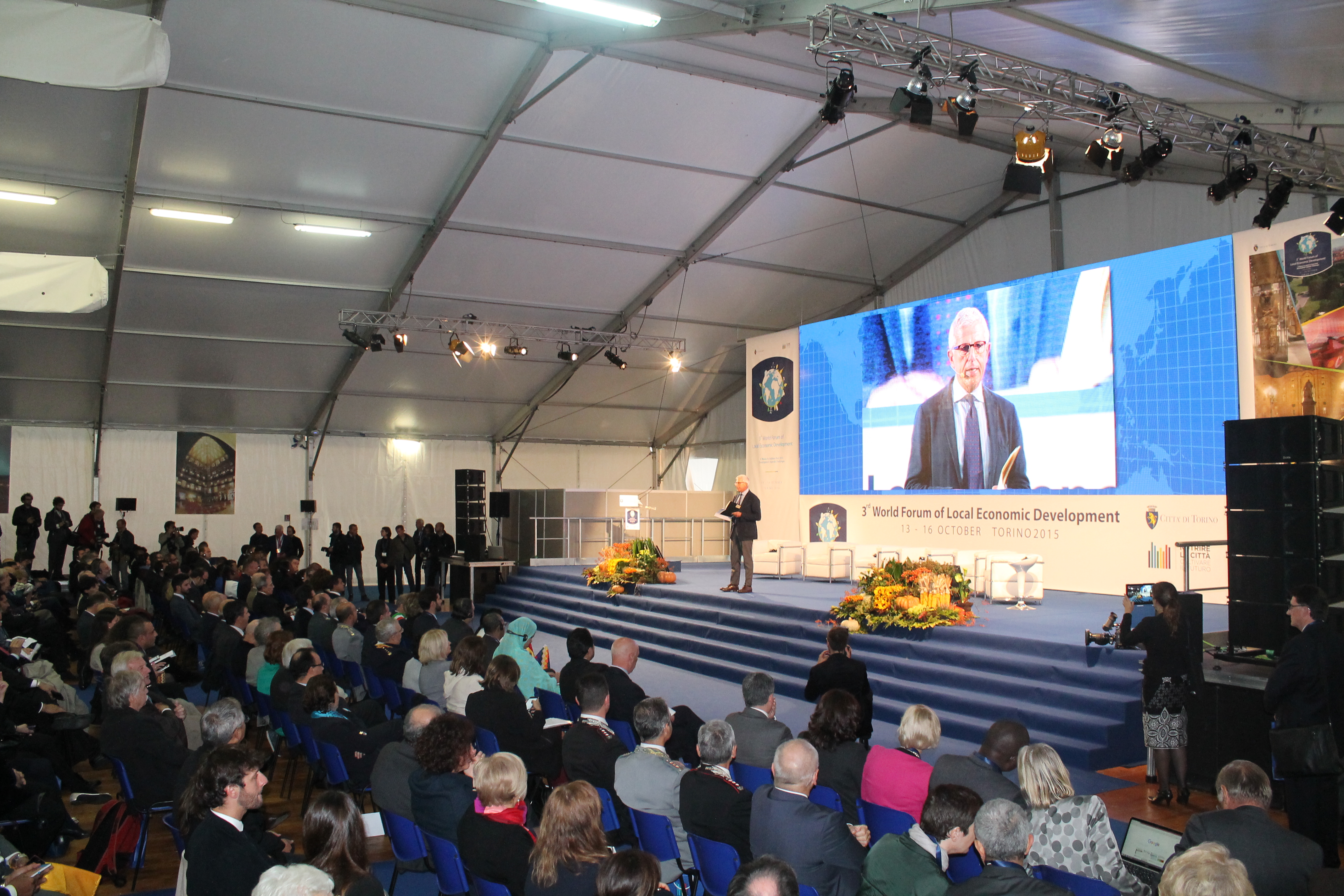 العلم الفلسطيني حاضر في المؤتمر الدولي الثالث للتنمية الإقتصادية المحلية في القصر الملكي في تورين من خلال وفد سلطة المياه والمجاري وبلدية بيت لحم بيت جالا بيت ساحور 