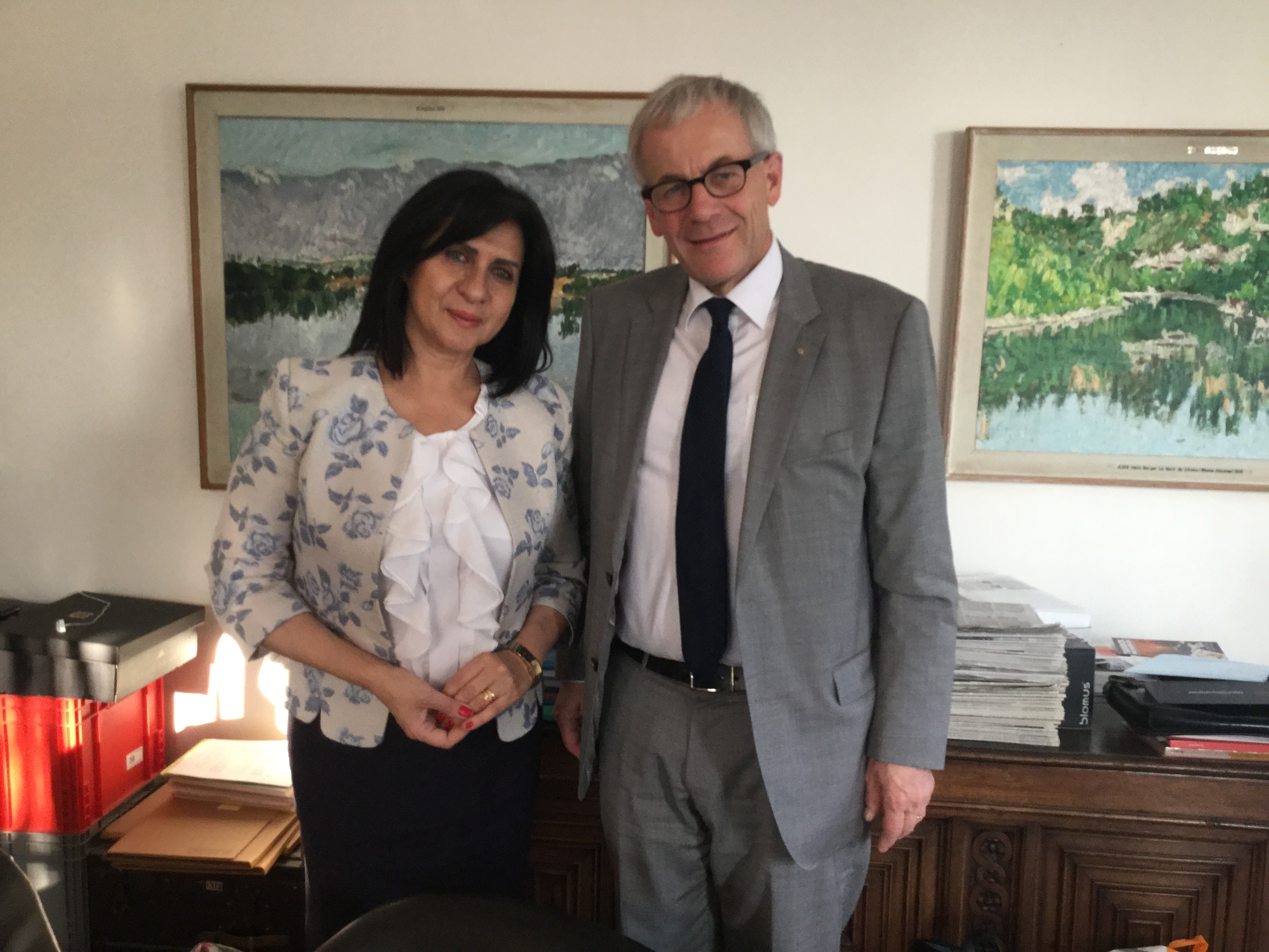 بابون تلتقي بمجموعة من رؤساء البلديات في سويسرا وتنقل لهم واقع الأزمة في فلسطين وتتحدث  لصالح دعم مستشفى كاريتاس الأطفال والعائلة المقدسة