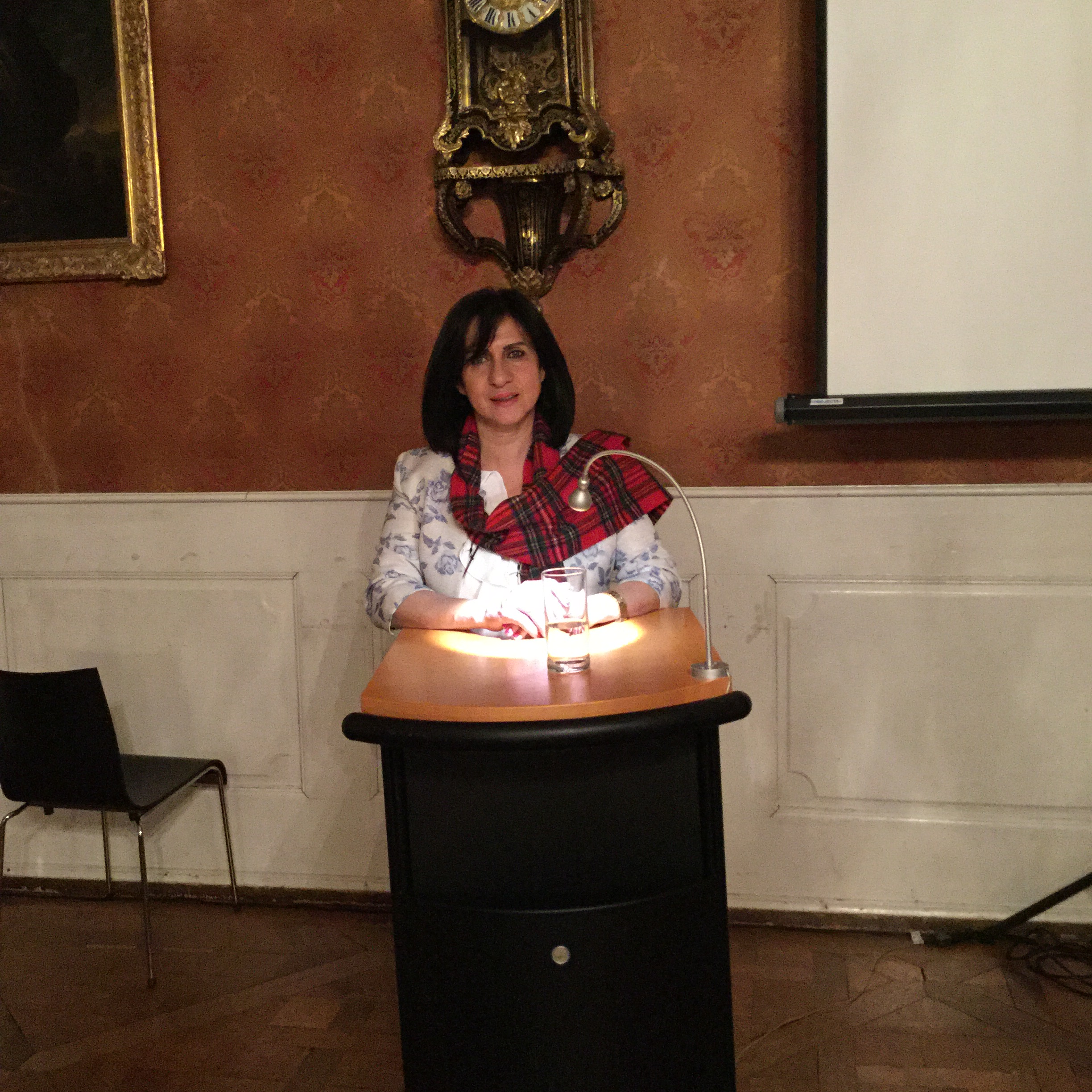 بابون تلتقي بمجموعة من رؤساء البلديات في سويسرا وتنقل لهم واقع الأزمة في فلسطين وتتحدث  لصالح دعم مستشفى كاريتاس الأطفال والعائلة المقدسة