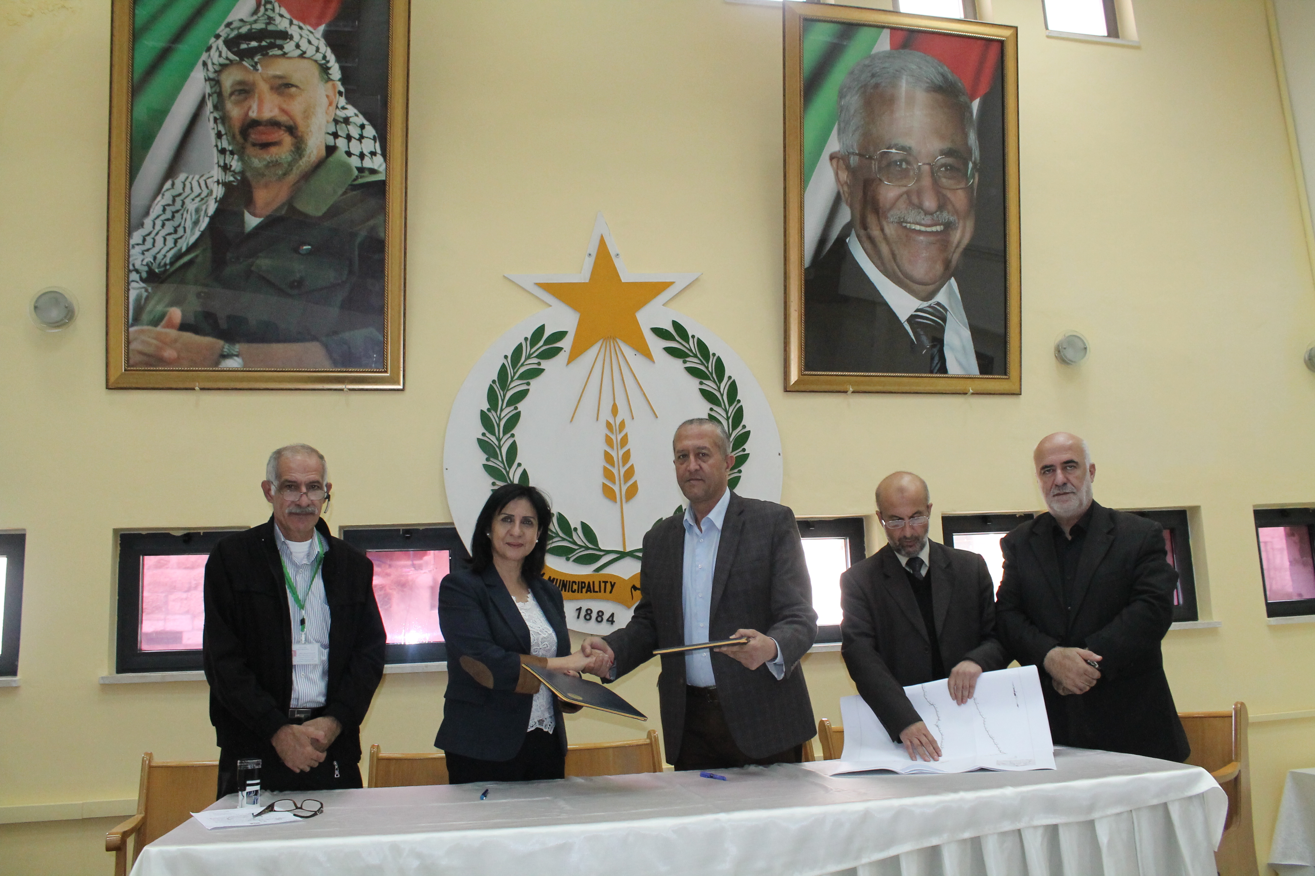 سعيا من بلدية بيت لحم لإنشاء مسلخ نموذجي، رئيسة البلدية ومدير أوقاف بيت لحم يوقعان  إتفاقية إستئجار وإستثمار لأرض وقفية