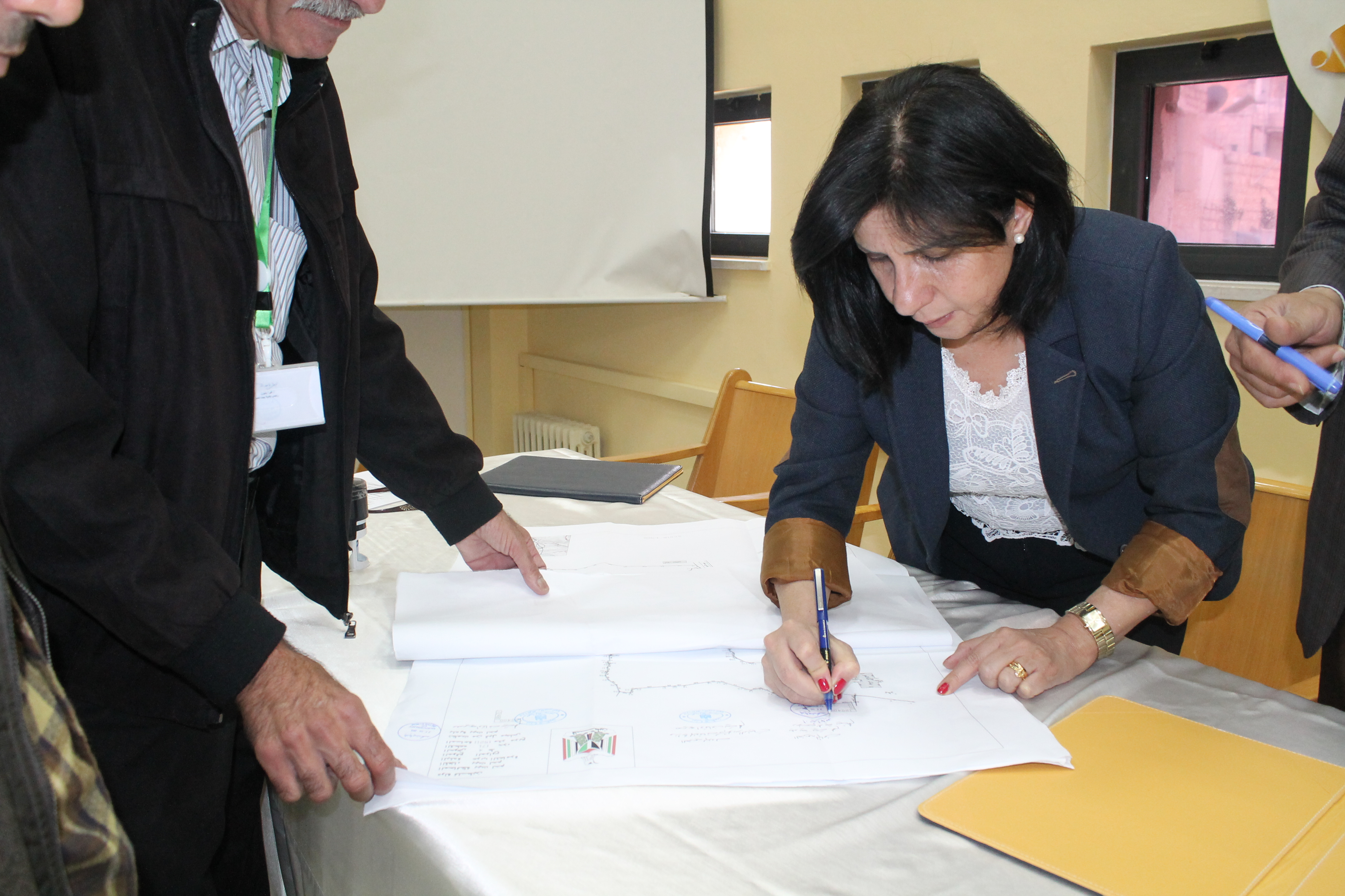 سعيا من بلدية بيت لحم لإنشاء مسلخ نموذجي، رئيسة البلدية ومدير أوقاف بيت لحم يوقعان  إتفاقية إستئجار وإستثمار لأرض وقفية