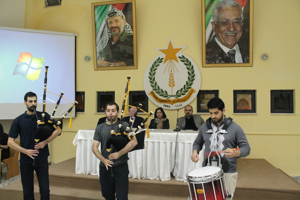 ضمن زيارتهم السنوية إلى بيت لحم لترسيخ العلاقات الثنائية وفد إسكتلندي يترأسه رئيس بلدية غلاسجو السابق يزور بلدية بيت لحم