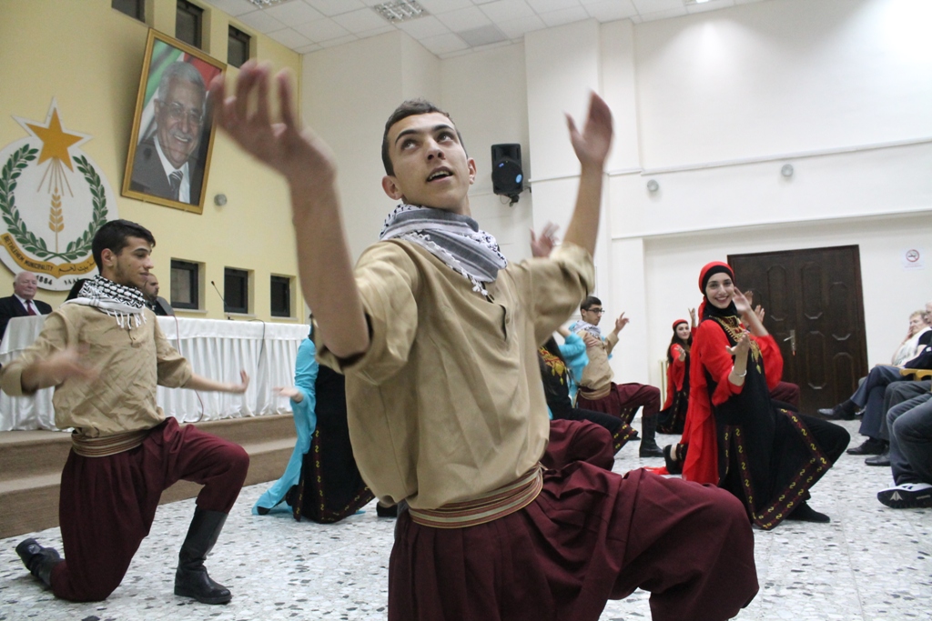 ضمن زيارتهم السنوية إلى بيت لحم لترسيخ العلاقات الثنائية وفد إسكتلندي يترأسه رئيس بلدية غلاسجو السابق يزور بلدية بيت لحم