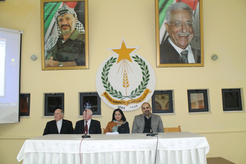 ضمن زيارتهم السنوية إلى بيت لحم لترسيخ العلاقات الثنائية وفد إسكتلندي يترأسه رئيس بلدية غلاسجو السابق يزور بلدية بيت لحم