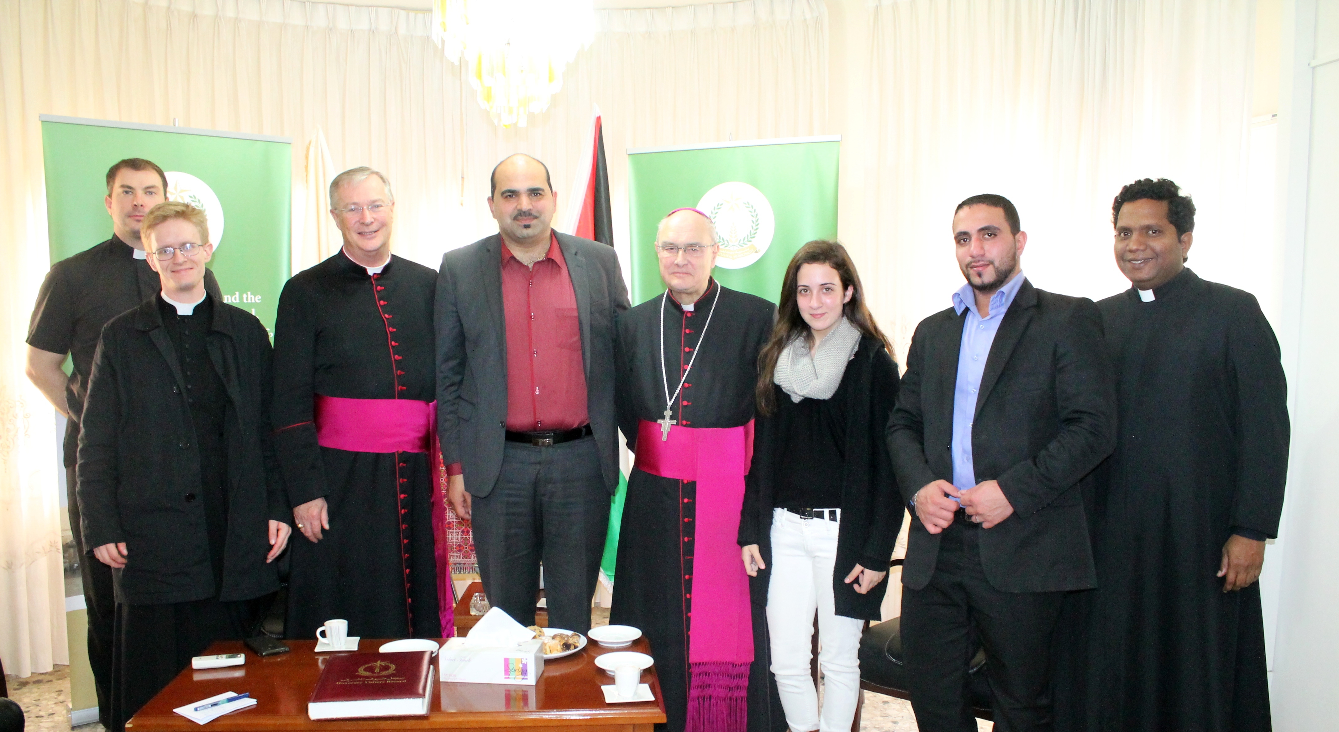  عدد من الأساقفة البريطانيين يزورون بلدية بيت لحم ويلتقون بنائب رئيسة البلدية  والمجلس المحلي الشبابي