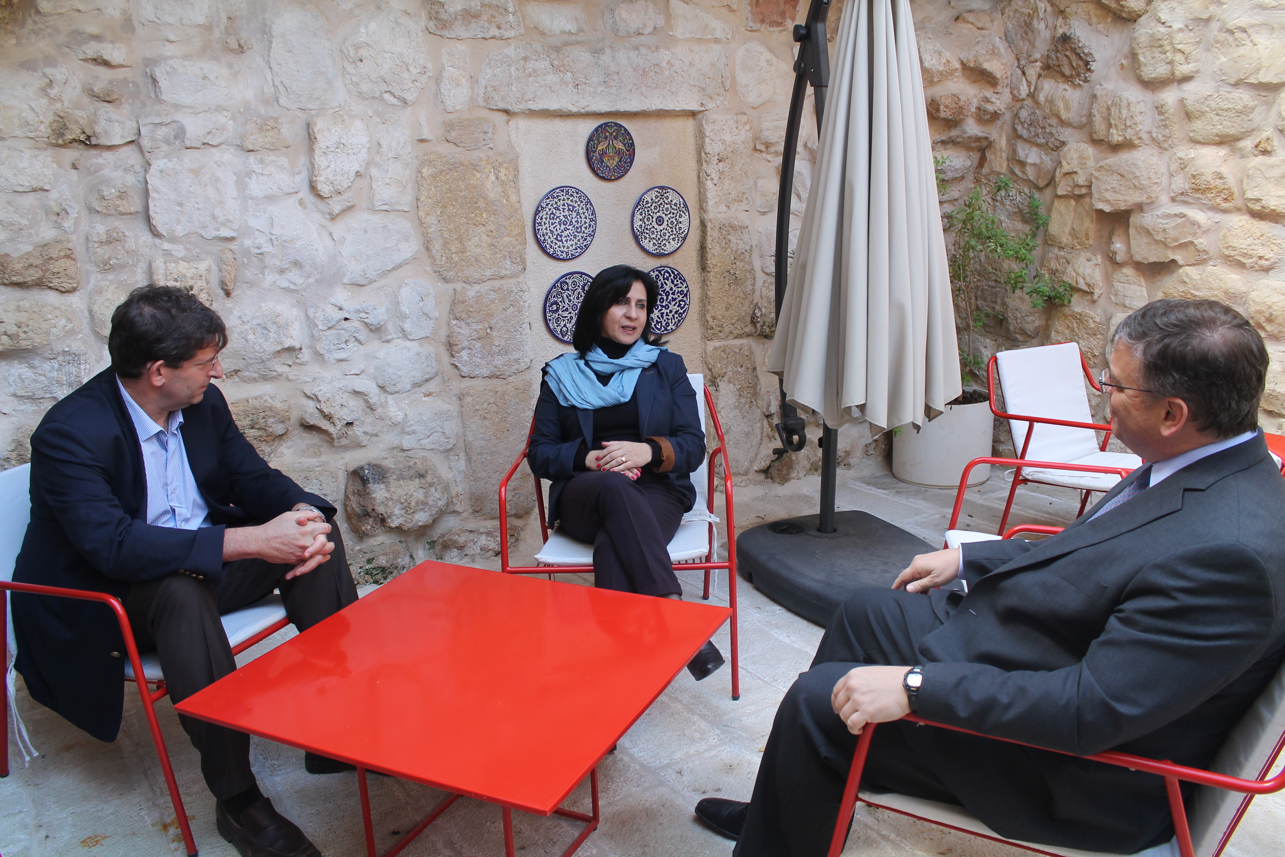 القنصل الأمريكي العام الجديد يزور بلدية بيت لحم ويلتقي رئيسة البلدية 