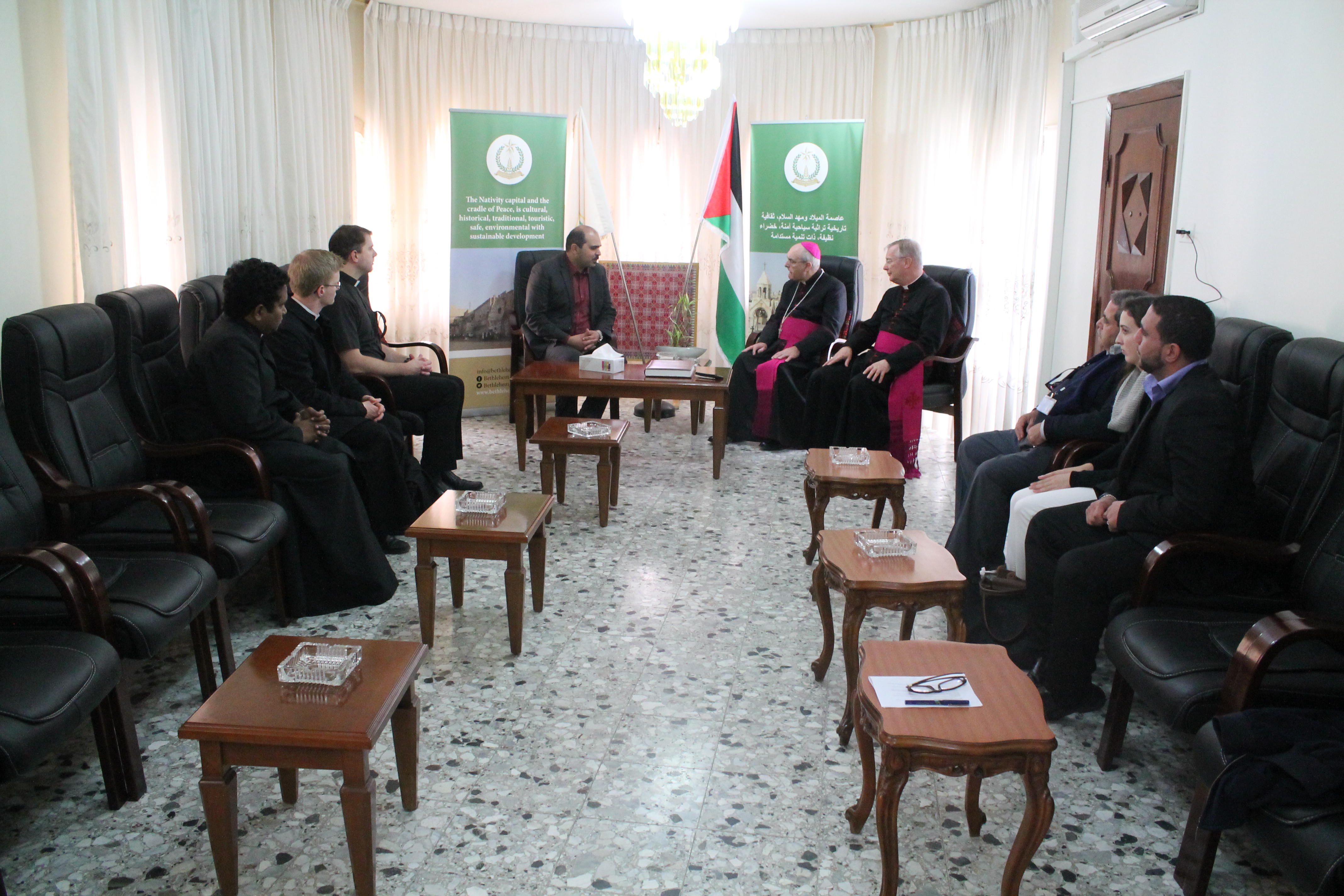  عدد من الأساقفة البريطانيين يزورون بلدية بيت لحم ويلتقون بنائب رئيسة البلدية  والمجلس المحلي الشبابي