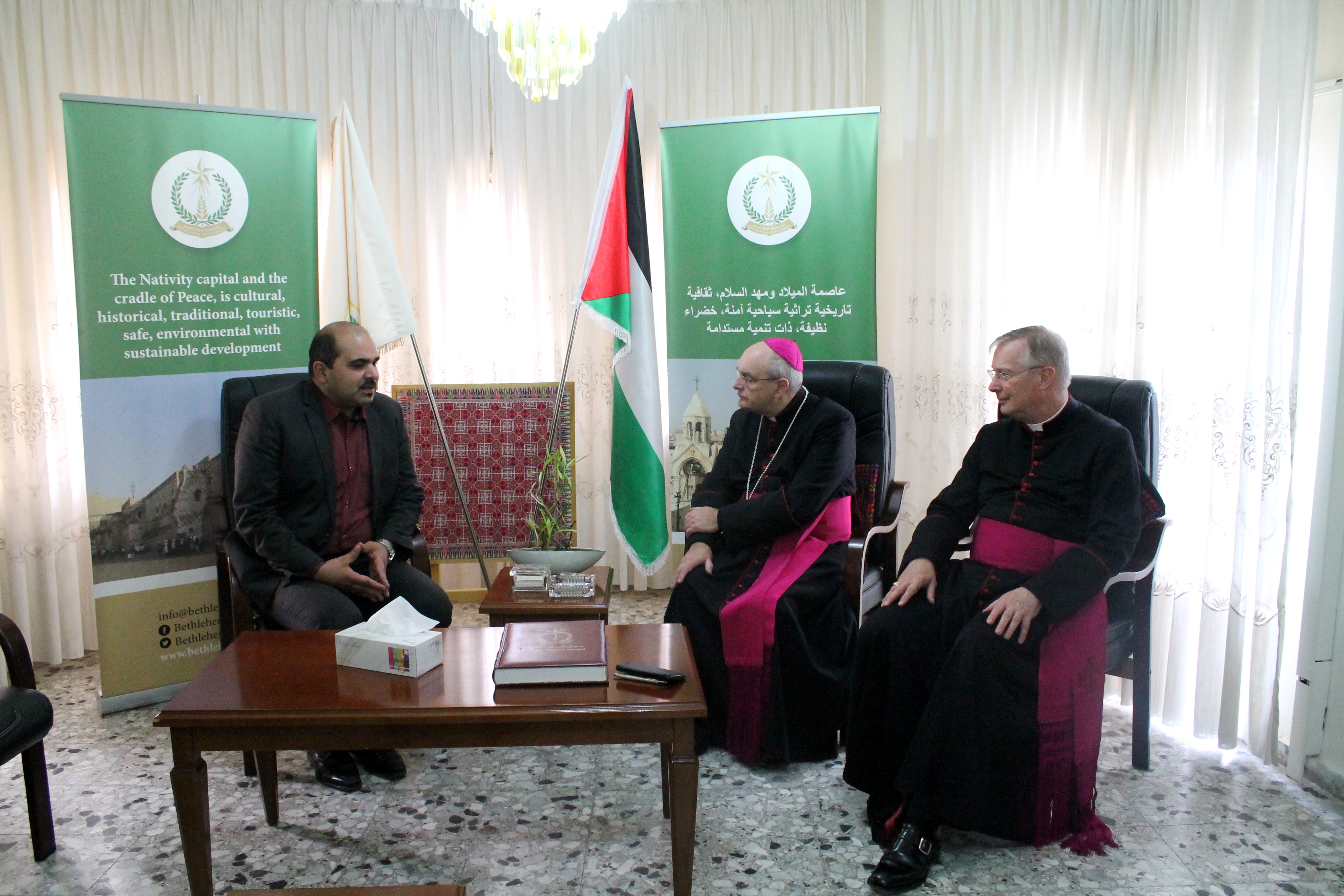  عدد من الأساقفة البريطانيين يزورون بلدية بيت لحم ويلتقون بنائب رئيسة البلدية  والمجلس المحلي الشبابي