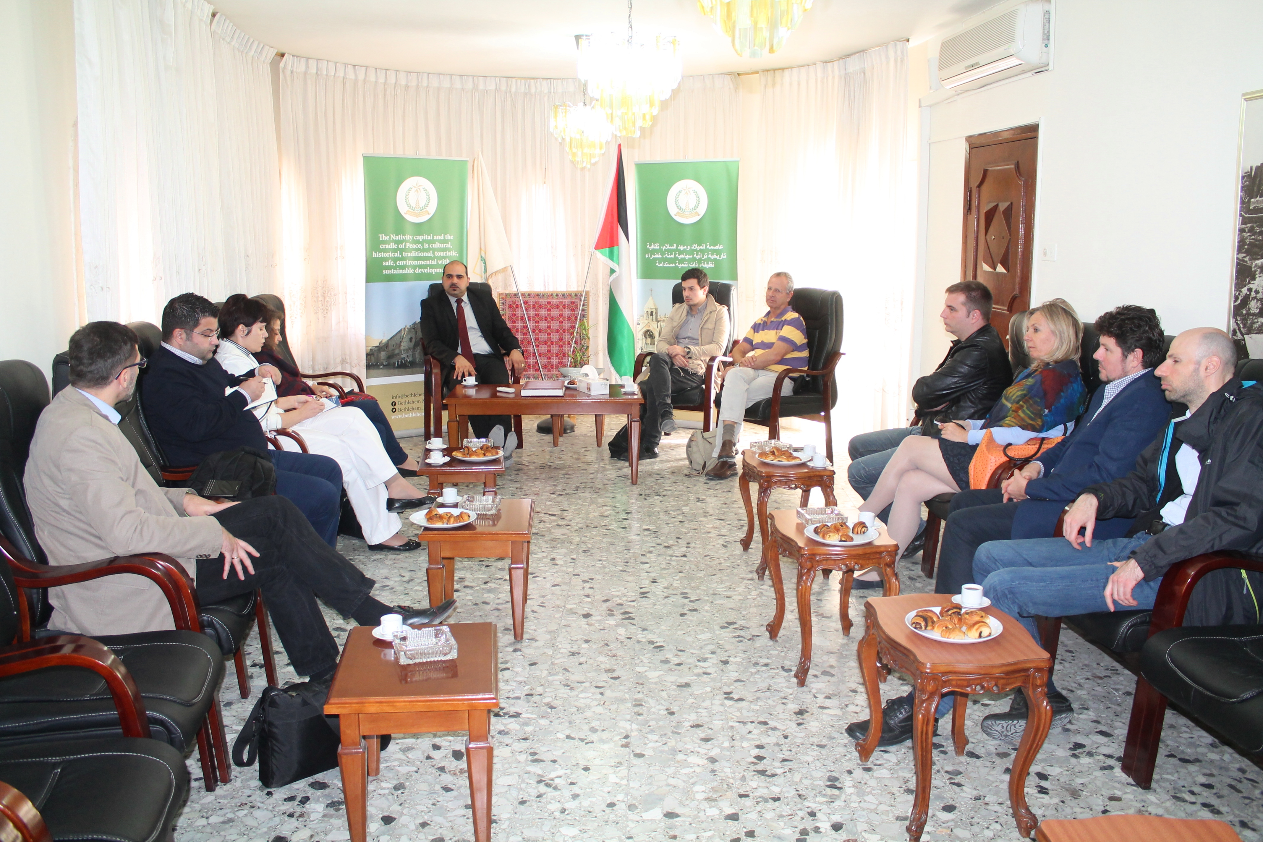 نائب رئيسة بلدية بيت لحم يلتقي بوفد أوروبي رفيع المستوى وينقل لهم واقع المدينة 