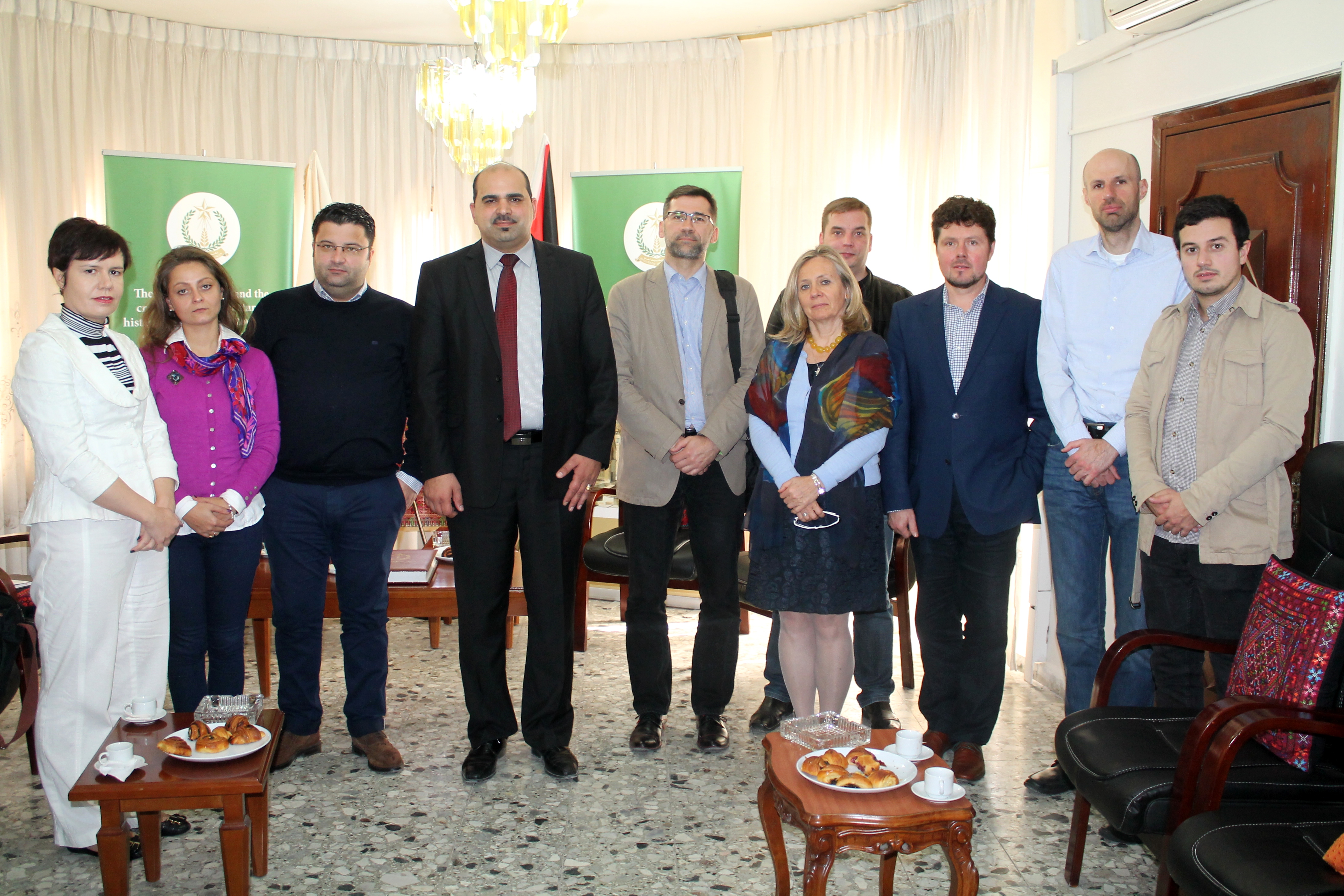 نائب رئيسة بلدية بيت لحم يلتقي بوفد أوروبي رفيع المستوى وينقل لهم واقع المدينة 