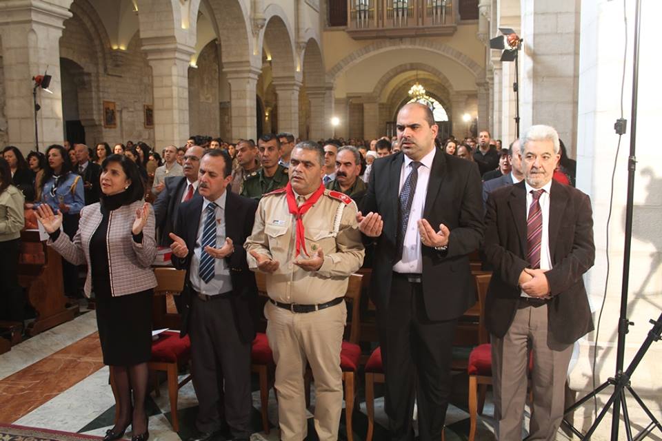 على نية شهداء فلسطين وضحايا العالم المئات من المسؤولين والمواطنين يشاركون في القداس الإلهي في كنيسة القديسة كاترينا الرعوية