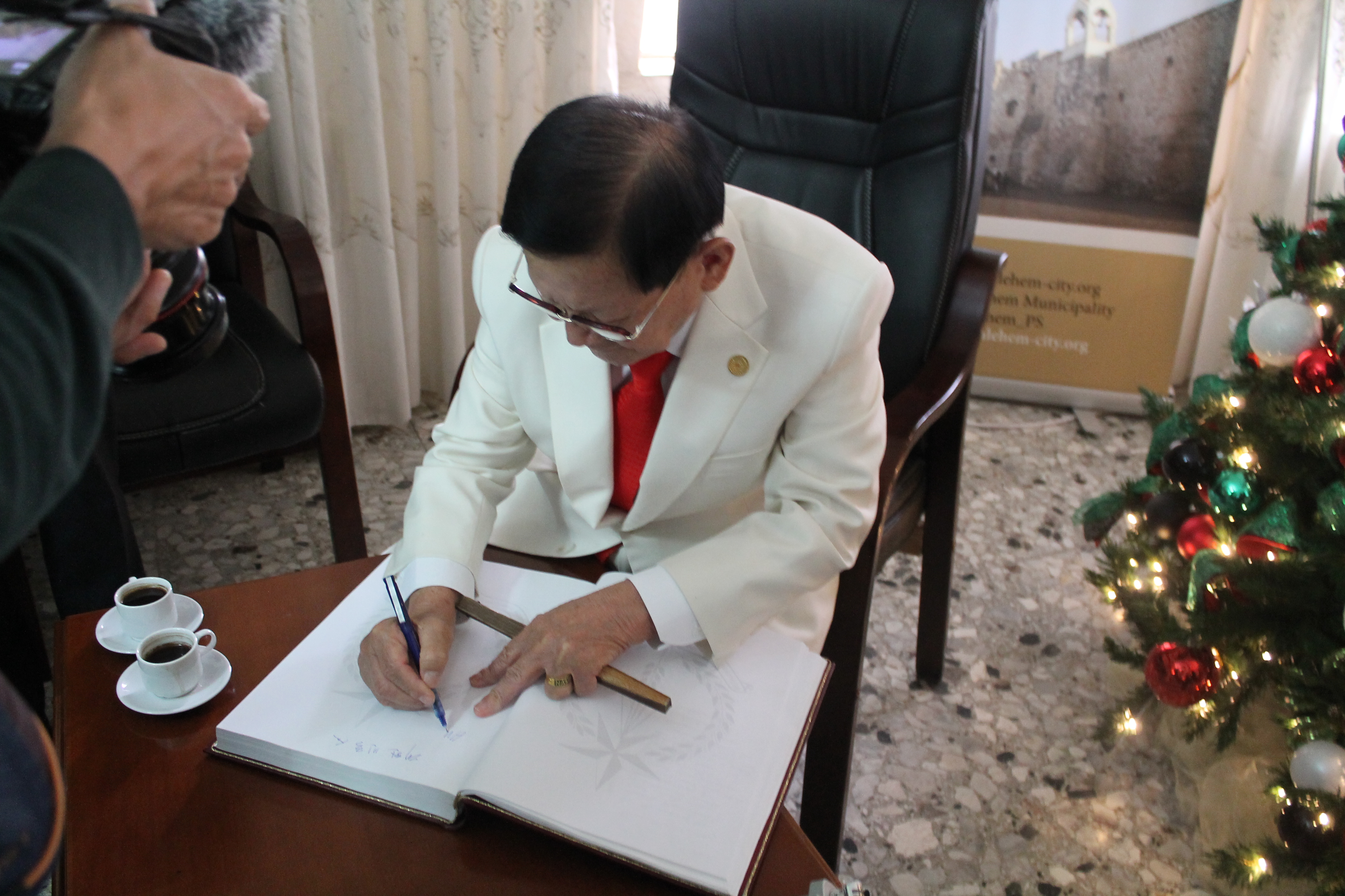 منظمة السلام الدولية التابعة للأمم المتحدة تمنح رئيسة بلدية بيت لحم شهادة سفيرة للسلام