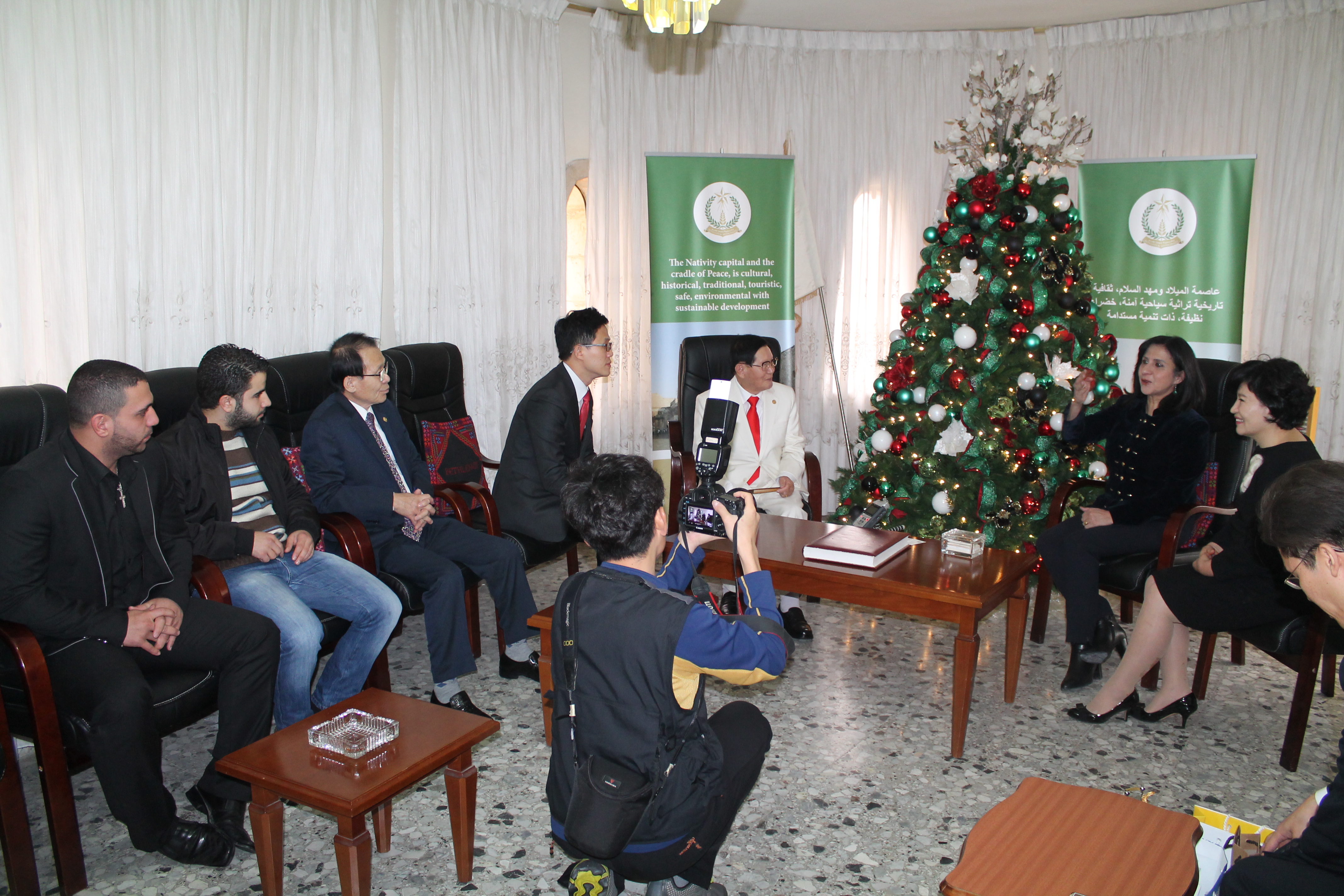 منظمة السلام الدولية التابعة للأمم المتحدة تمنح رئيسة بلدية بيت لحم شهادة سفيرة للسلام