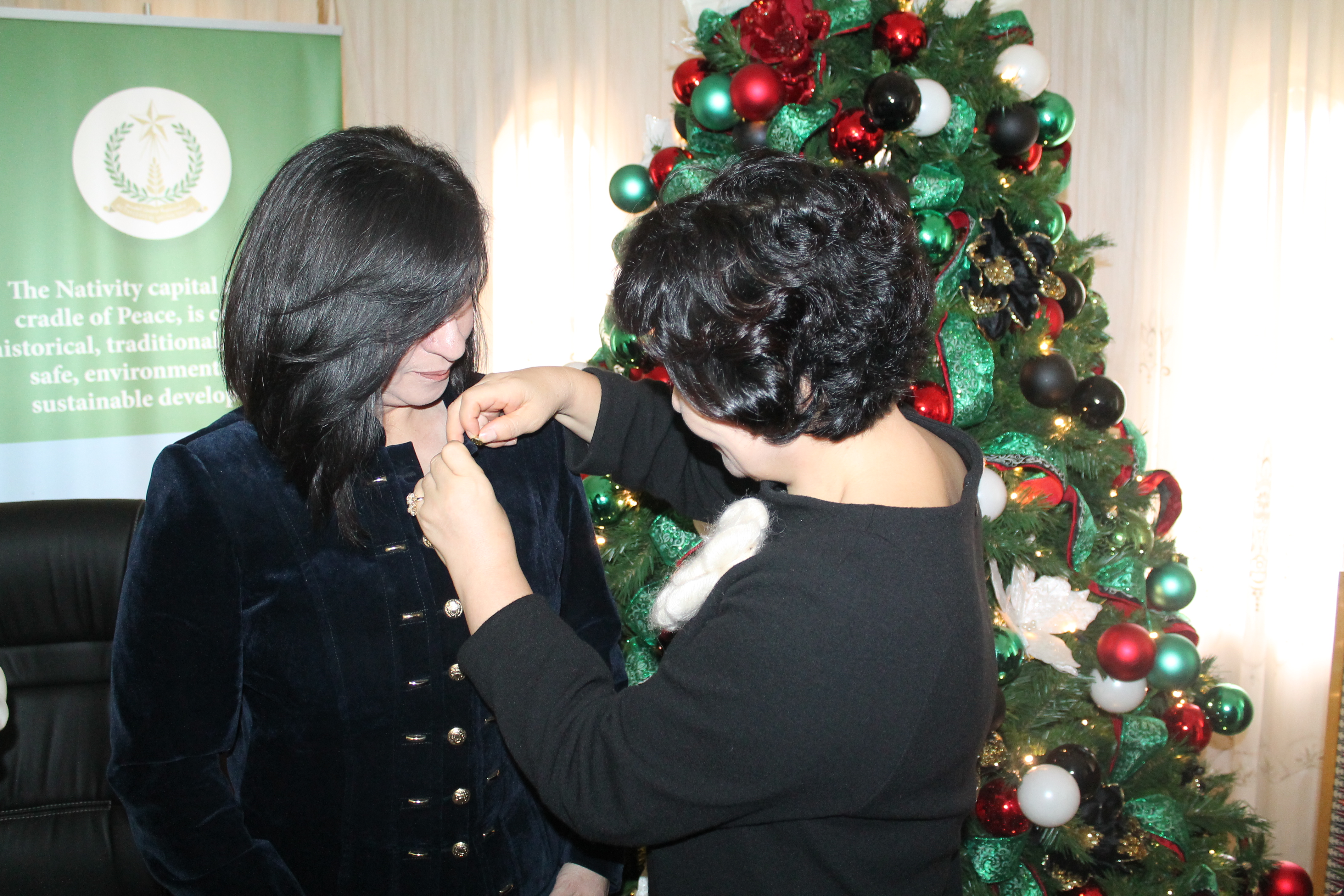 منظمة السلام الدولية التابعة للأمم المتحدة تمنح رئيسة بلدية بيت لحم شهادة سفيرة للسلام