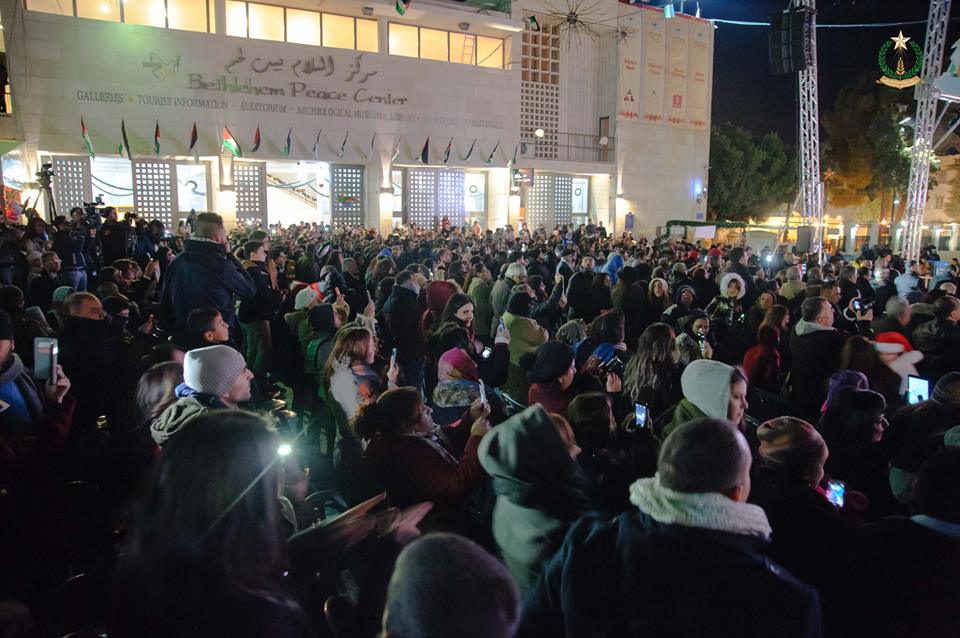 الاحتفال بإضاءة شجرة الميلاد في مدينة بيت لحم