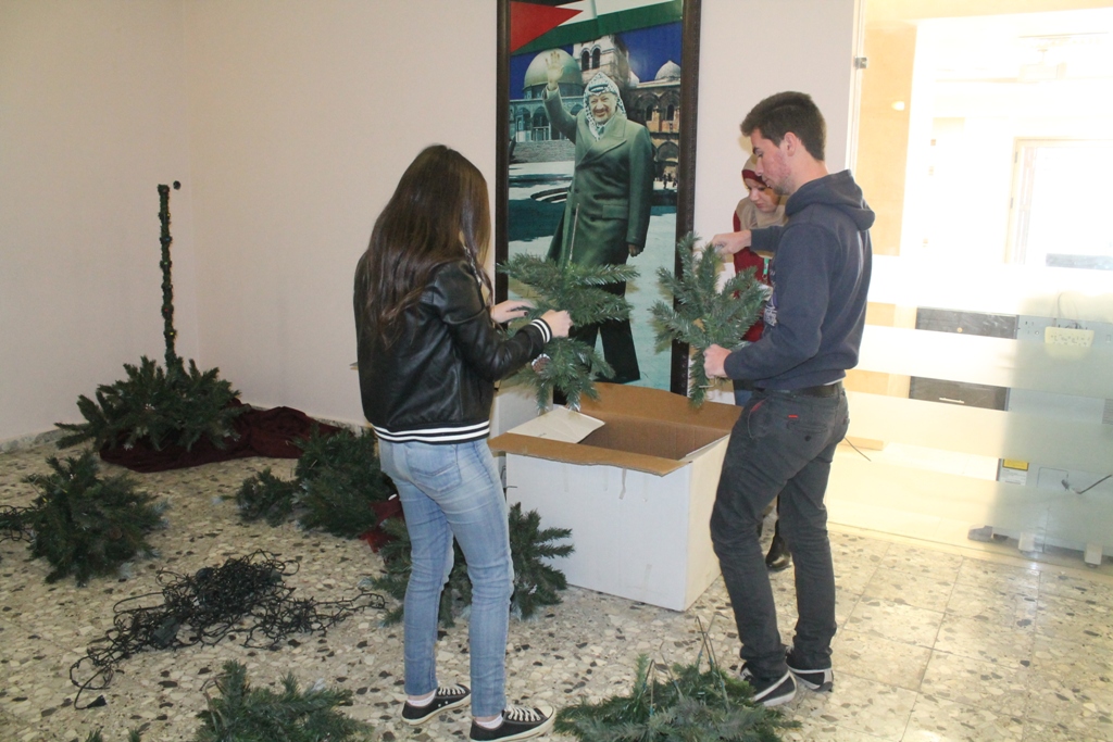 المجلس الشبابي يشارك في تزيين شجرة بلدية بيت لحم 