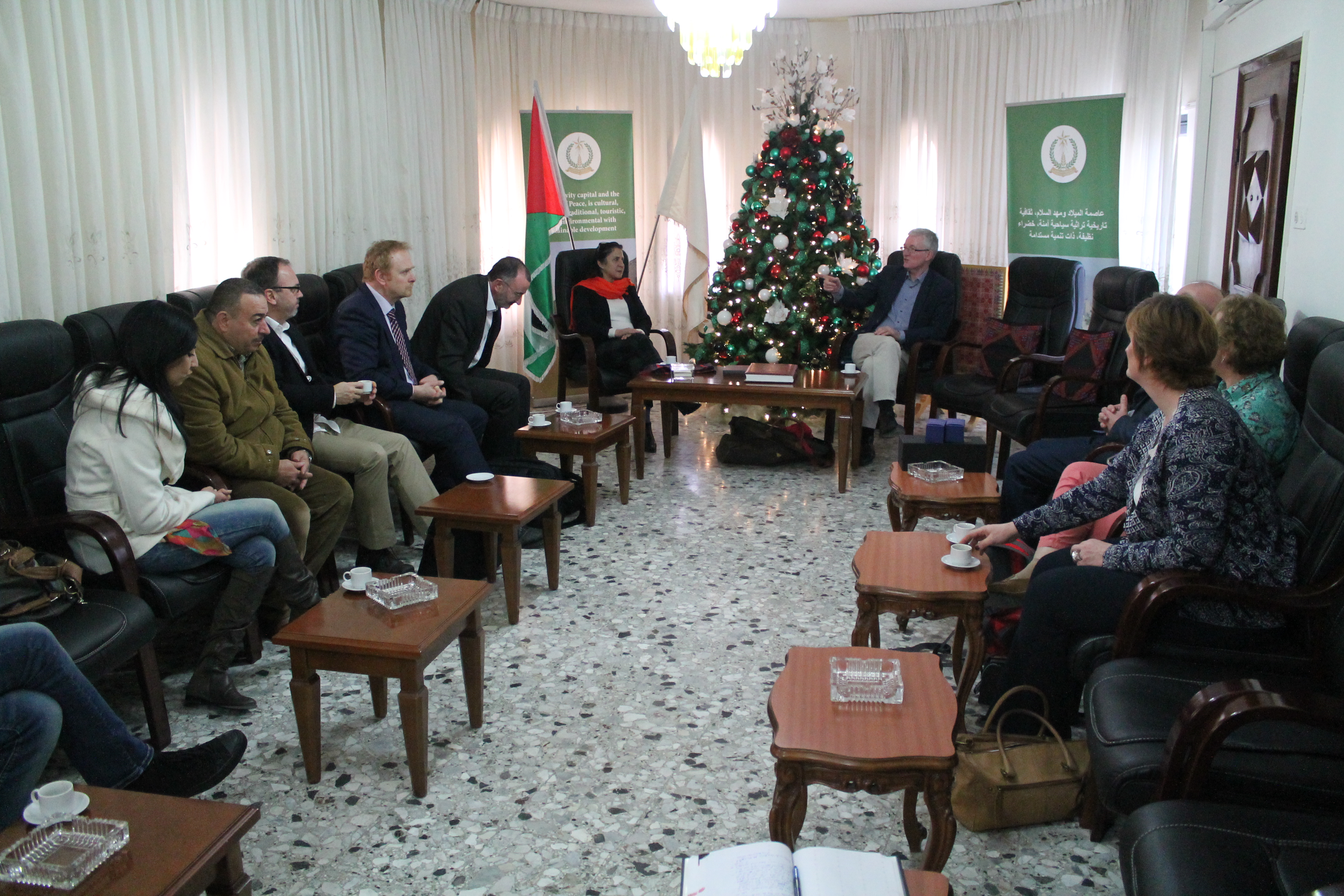 بابون تستقبل وفداً من جلاسجو الإسكتلندية في دار بلدية بيت لحم 