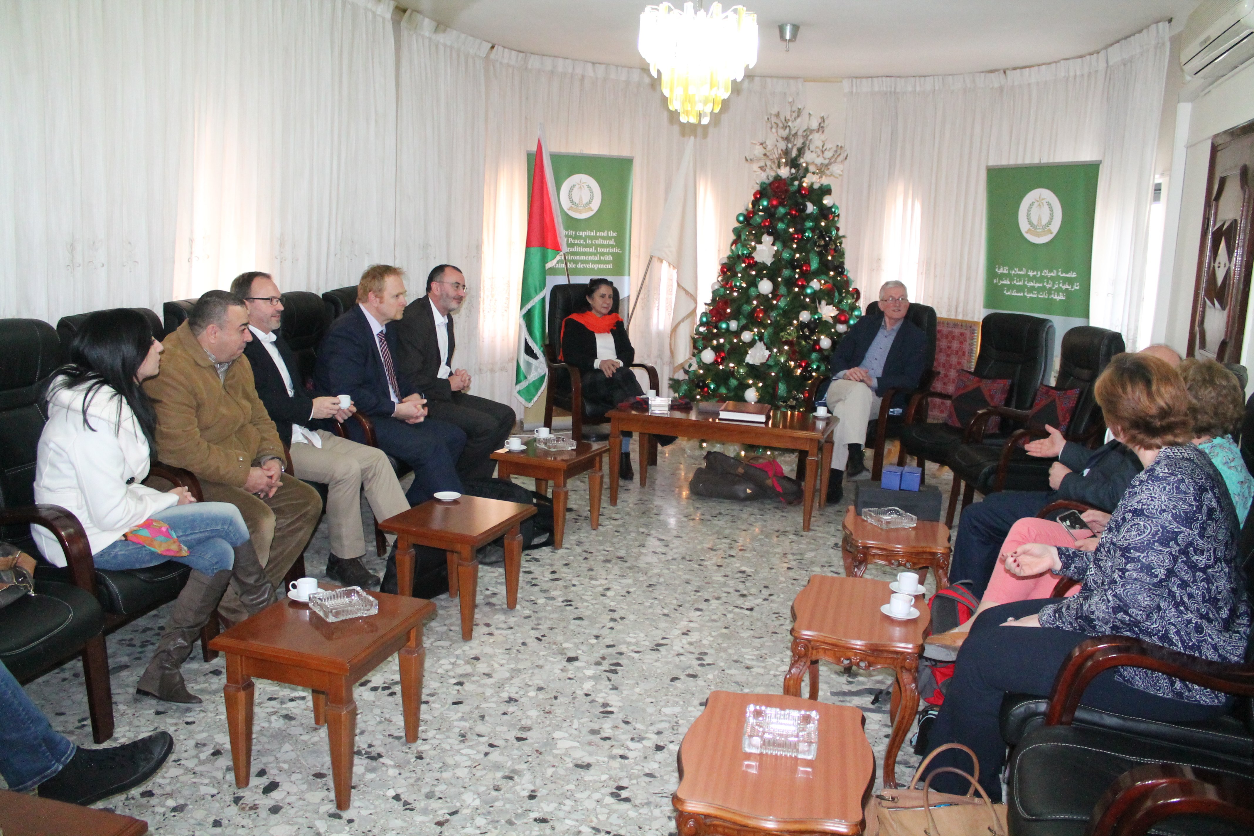 بابون تستقبل وفداً من جلاسجو الإسكتلندية في دار بلدية بيت لحم 