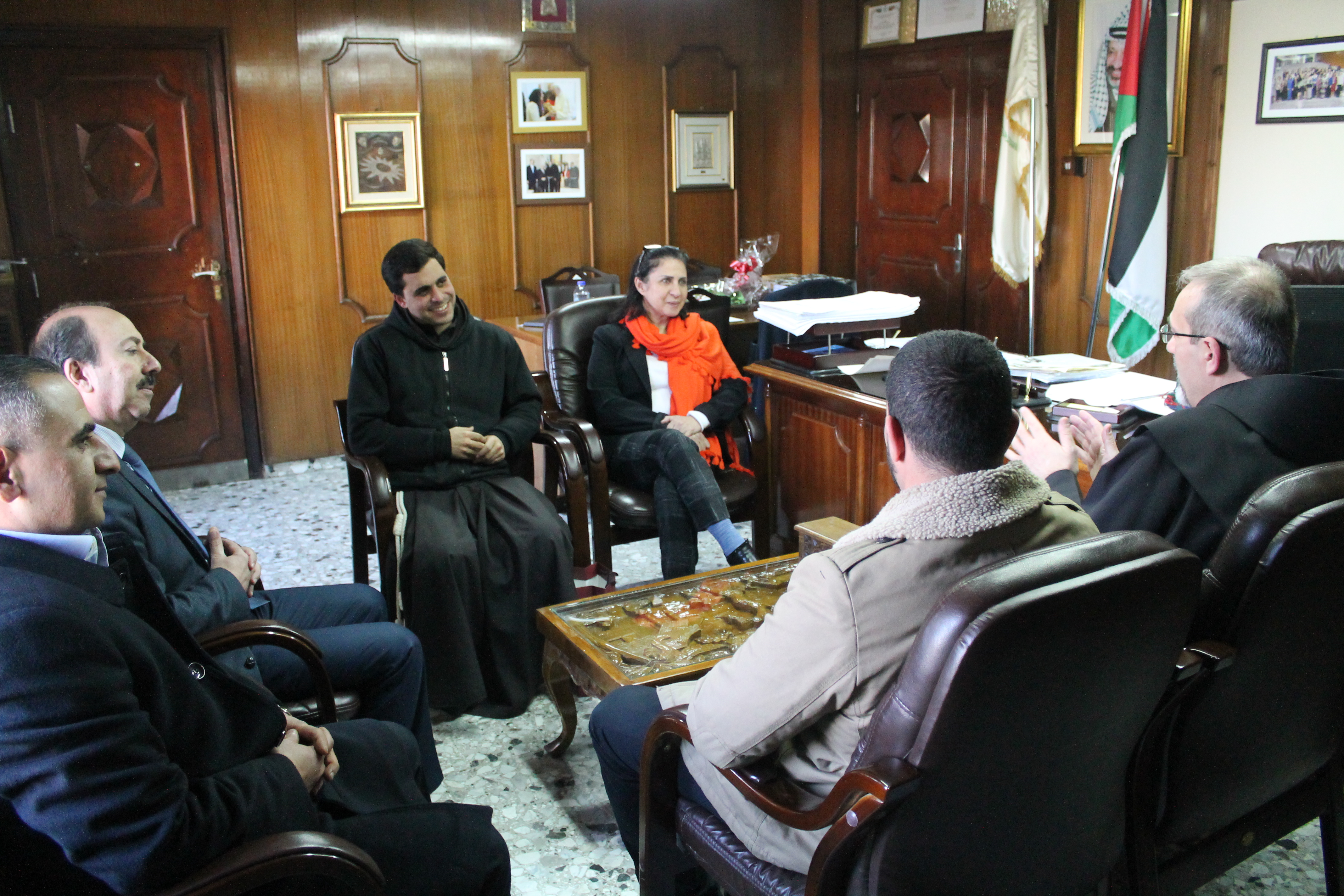 في زيارة تاريخية إلى بلدية بيت لحم حارس الأراضي المقدسة الأب بيتسابالا يلتقي بابون