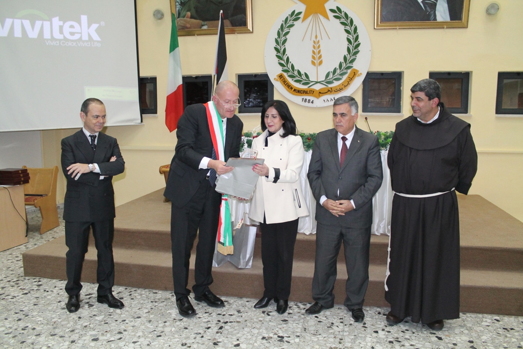 بلدية بيت لحم تطلق مجموعة من مشاريعها  الممولة من الحكومة الإيطالية من خلال  برنامج دعم البلديات الفلسطينية ومن بينها حوش السريان والمدبسة