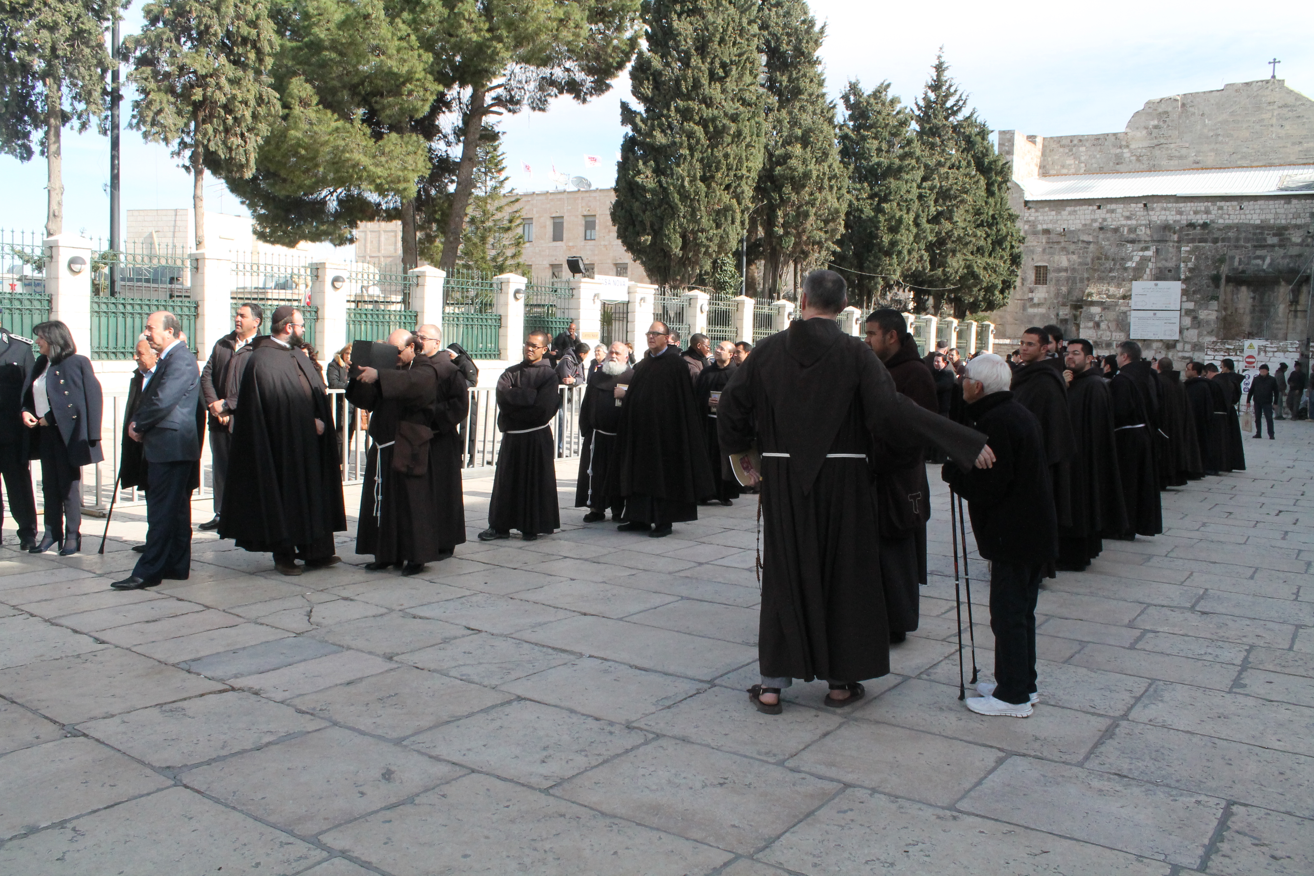 رئيسة وأعضاء بلدية بيت لحم يستقبلون حارس الأراضي المقدسة بمناسبة عيد الغطاس