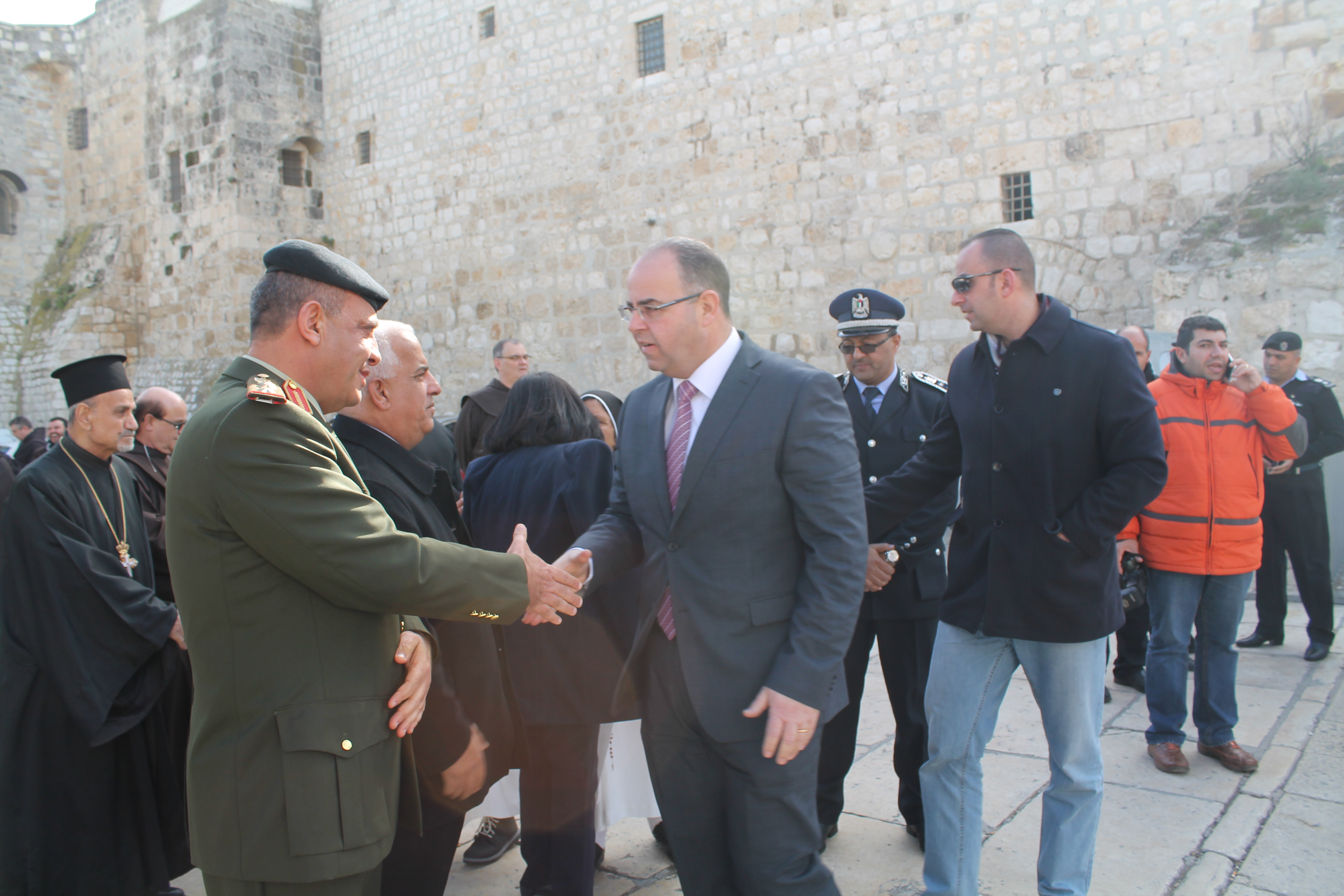 رئيسة وأعضاء بلدية بيت لحم يستقبلون حارس الأراضي المقدسة بمناسبة عيد الغطاس
