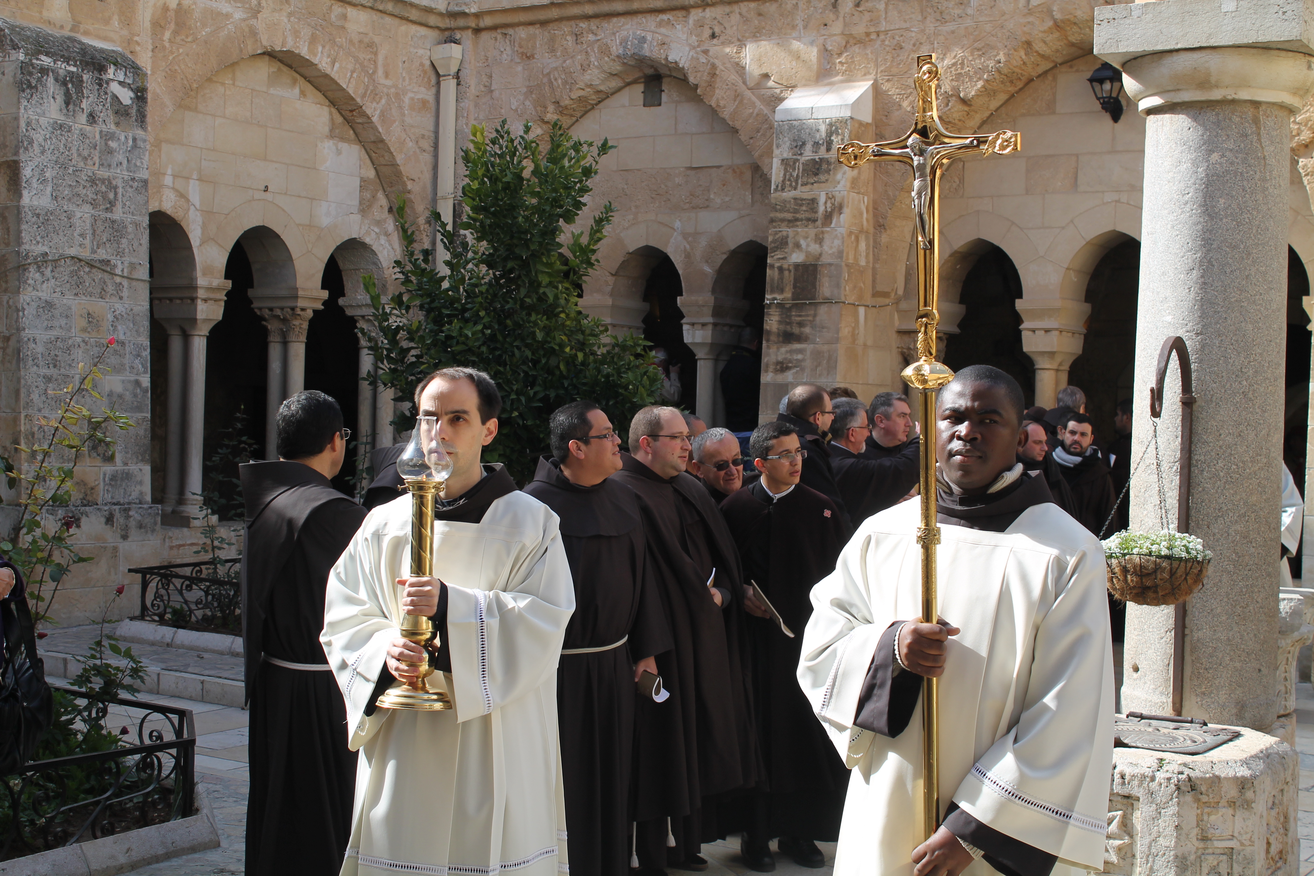 رئيسة وأعضاء بلدية بيت لحم يستقبلون حارس الأراضي المقدسة بمناسبة عيد الغطاس