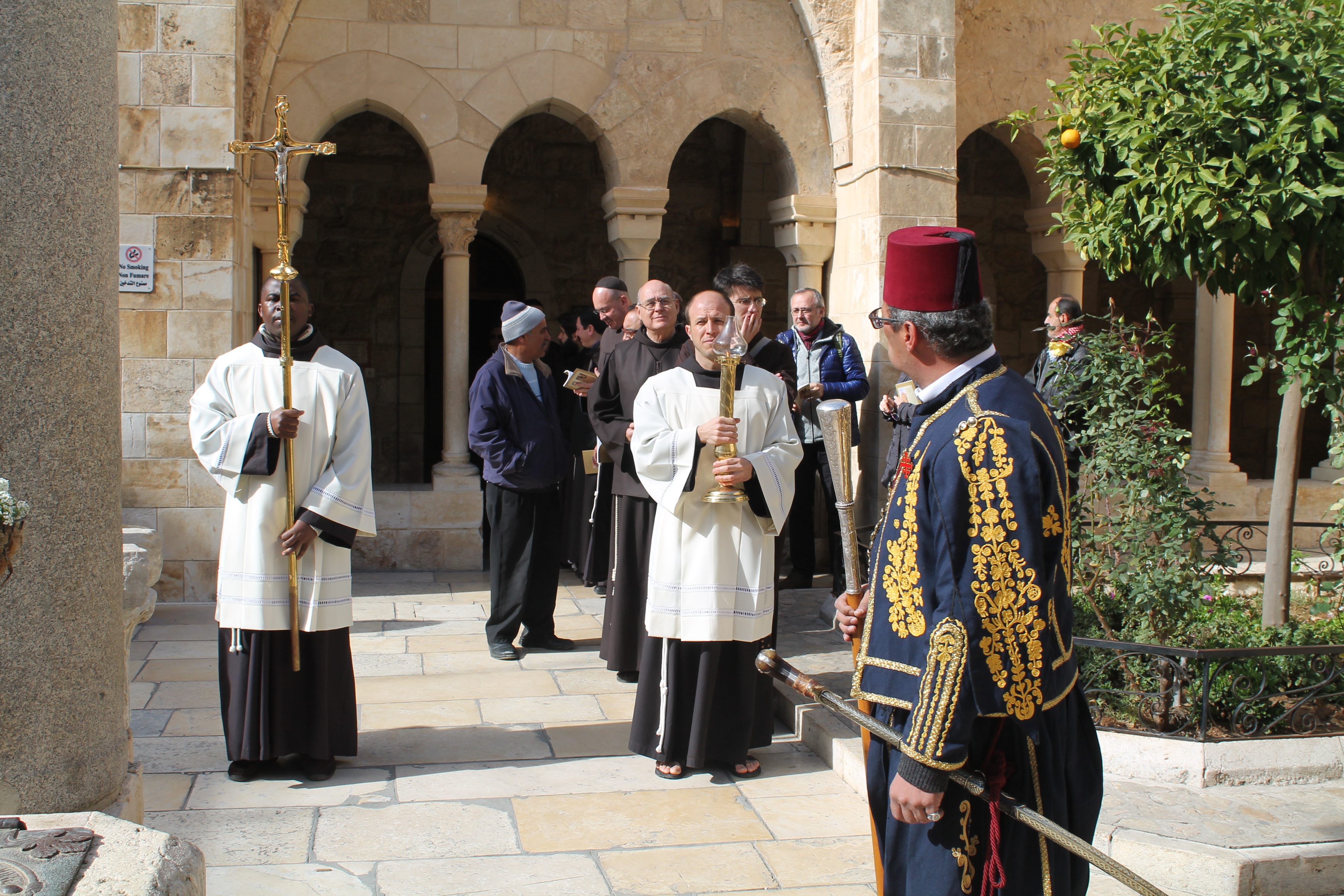 رئيسة وأعضاء بلدية بيت لحم يستقبلون حارس الأراضي المقدسة بمناسبة عيد الغطاس