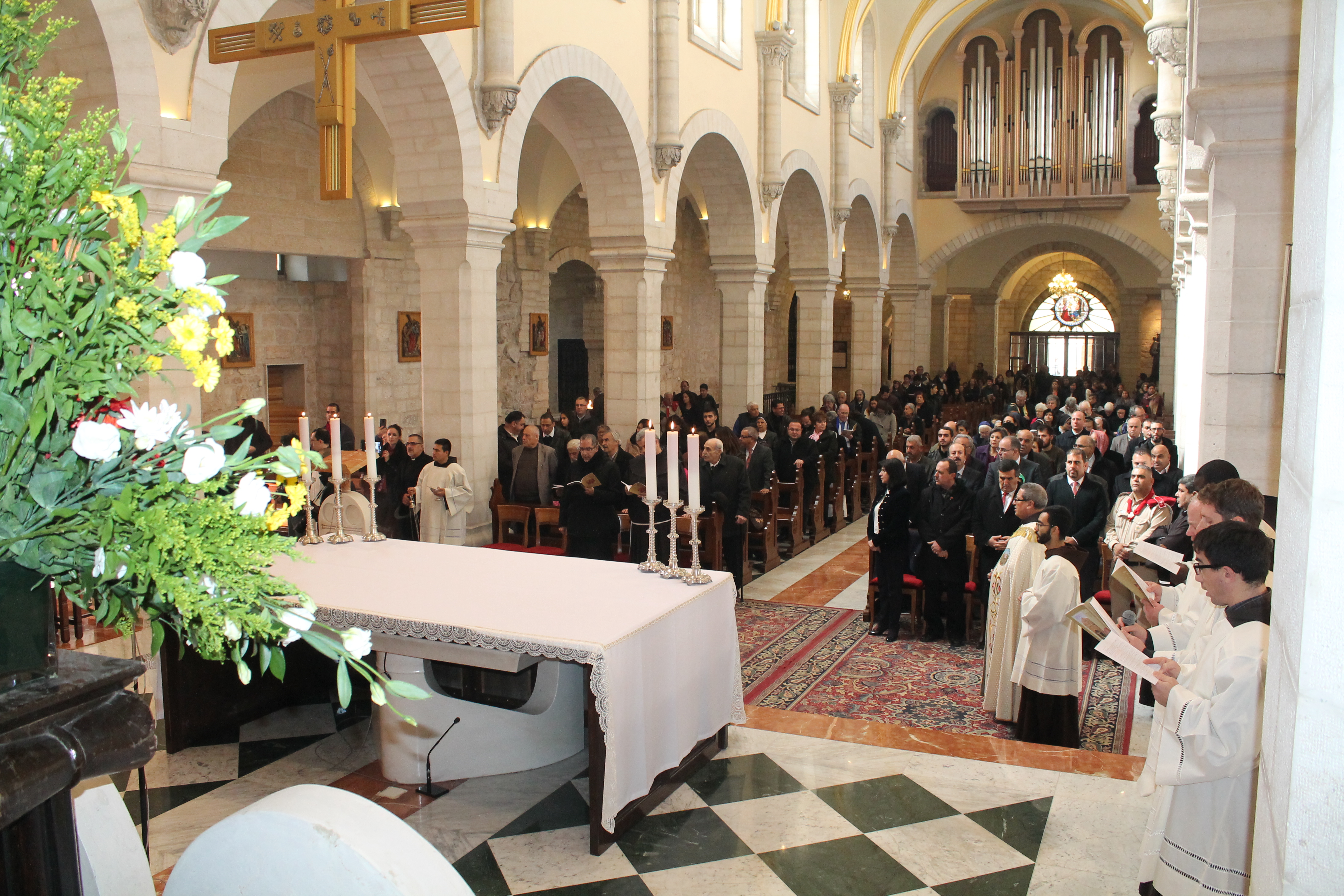 رئيسة وأعضاء بلدية بيت لحم يستقبلون حارس الأراضي المقدسة بمناسبة عيد الغطاس