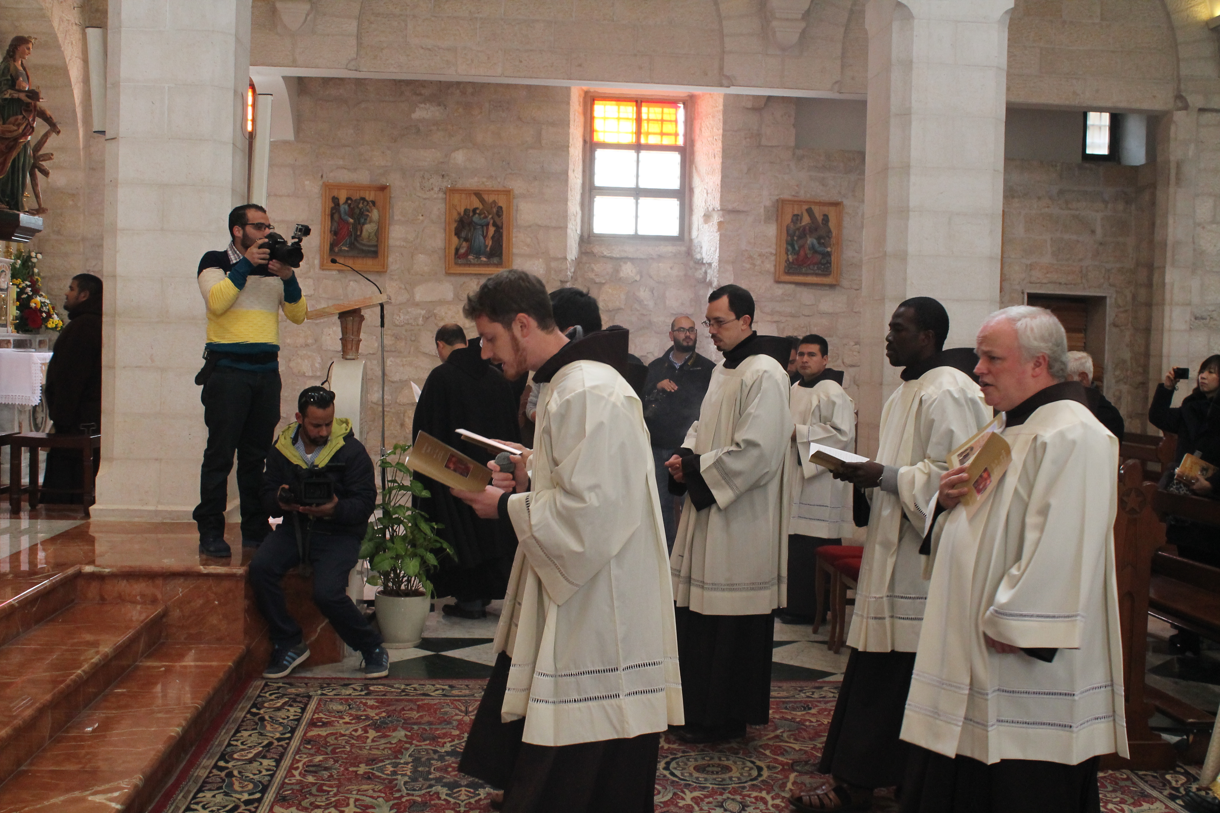 رئيسة وأعضاء بلدية بيت لحم يستقبلون حارس الأراضي المقدسة بمناسبة عيد الغطاس