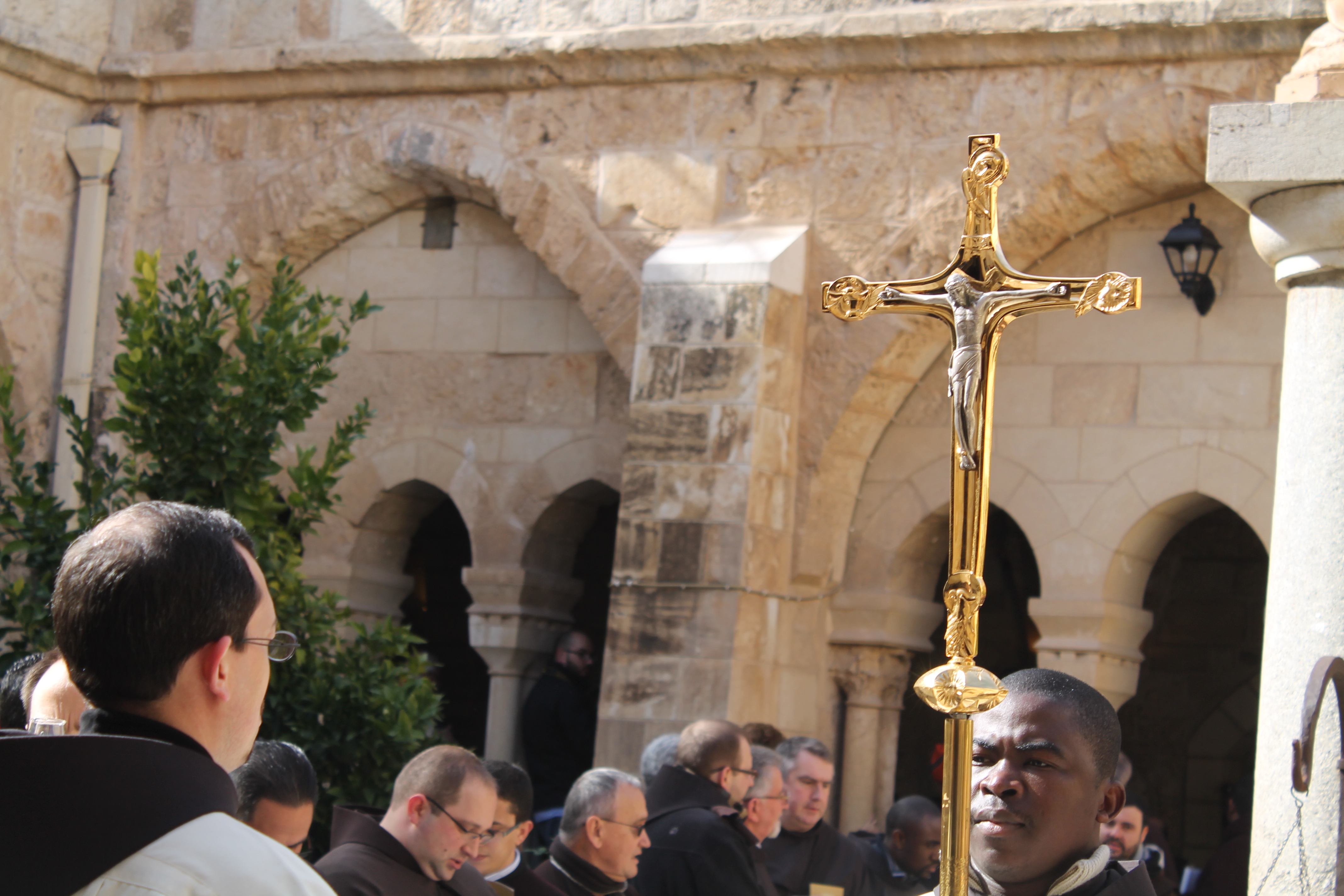 رئيسة وأعضاء بلدية بيت لحم يستقبلون حارس الأراضي المقدسة بمناسبة عيد الغطاس