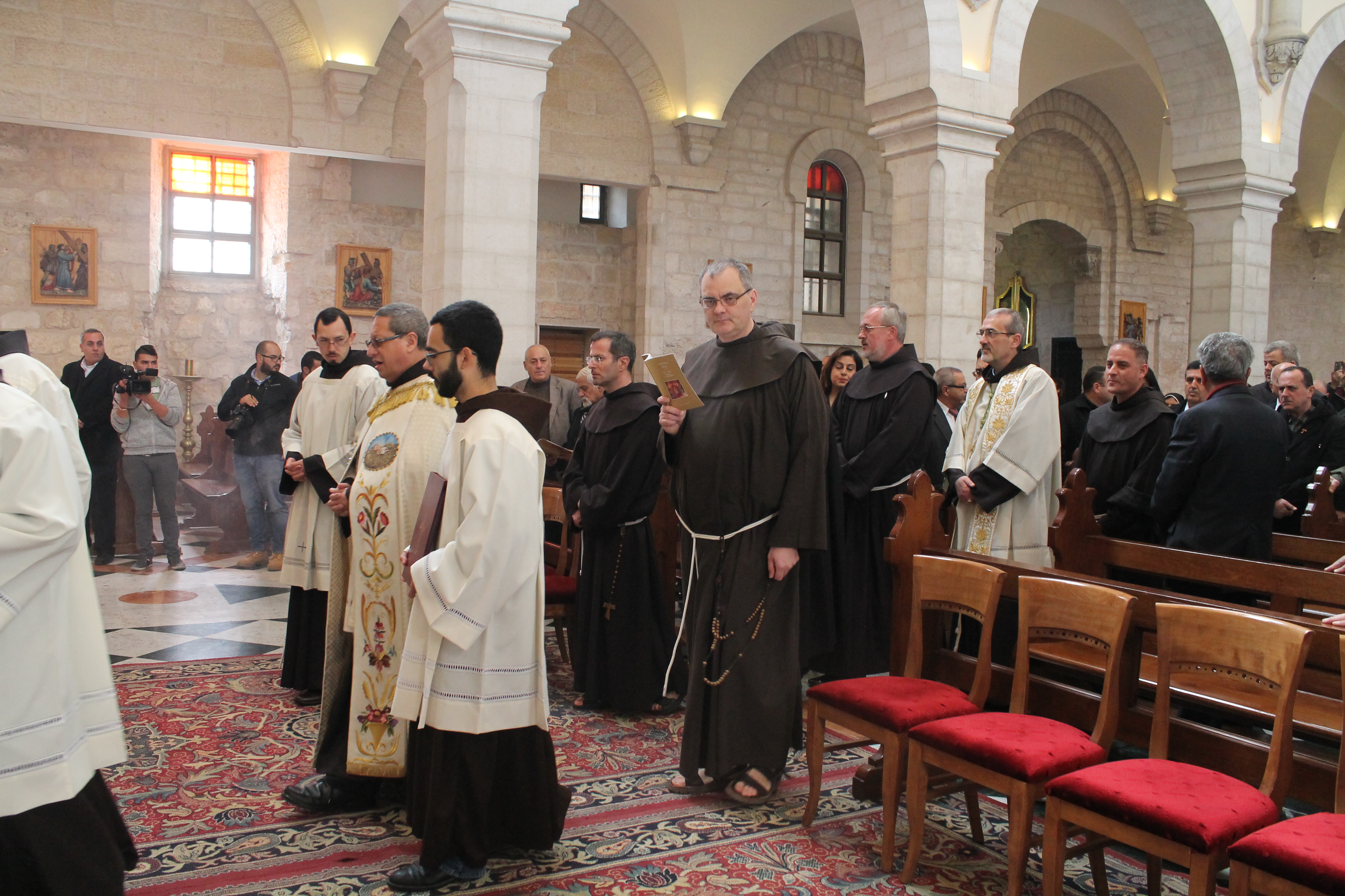 رئيسة وأعضاء بلدية بيت لحم يستقبلون حارس الأراضي المقدسة بمناسبة عيد الغطاس