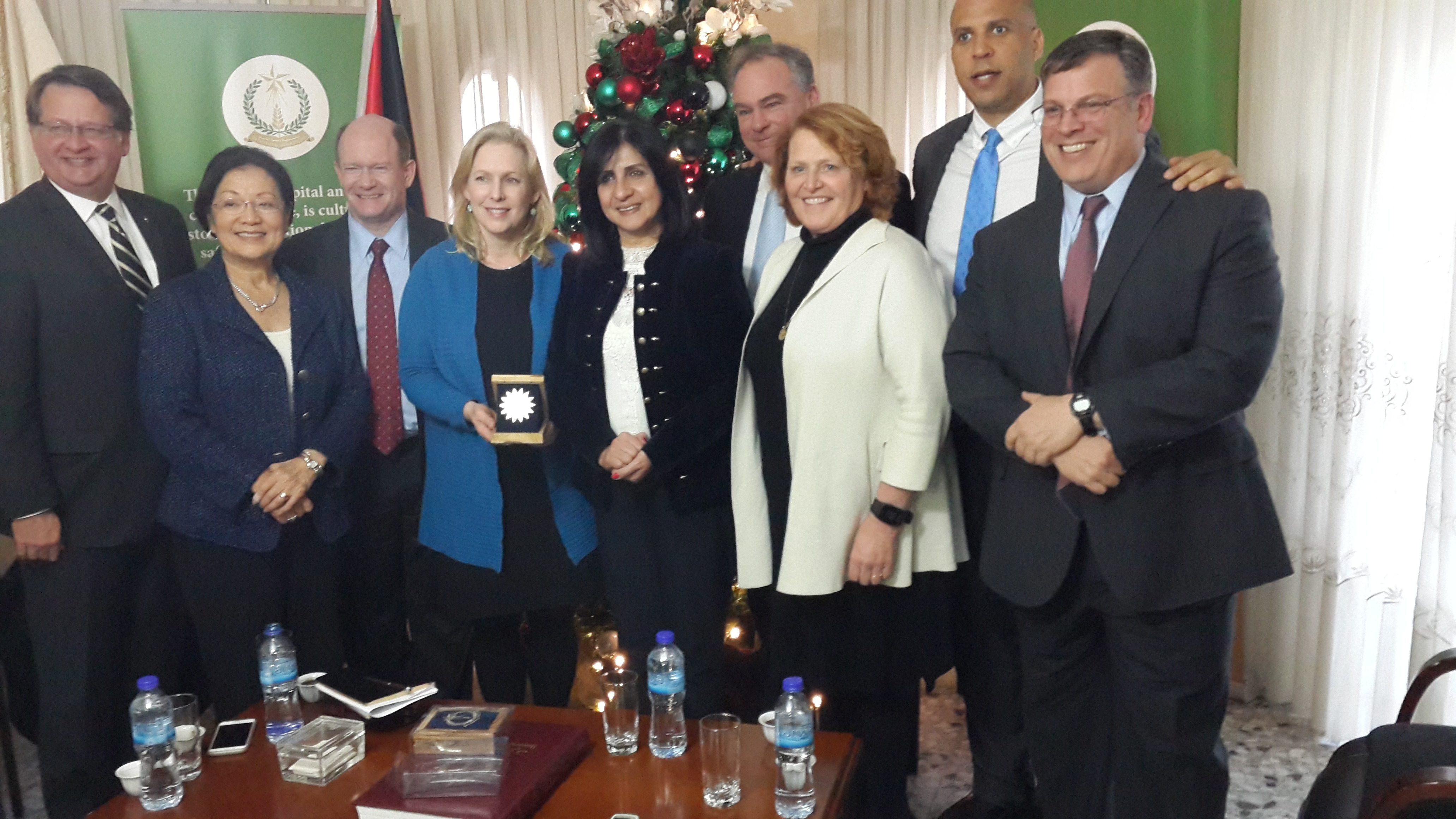  رئيسة بلدية بيت لحم تستقبل القنصل الأمريكي العام في القدس ومجموعة من أعضاء مجلس الشيوخ الأمريكي وتنقل لهم واقع المنطقة وأهم التحديات 