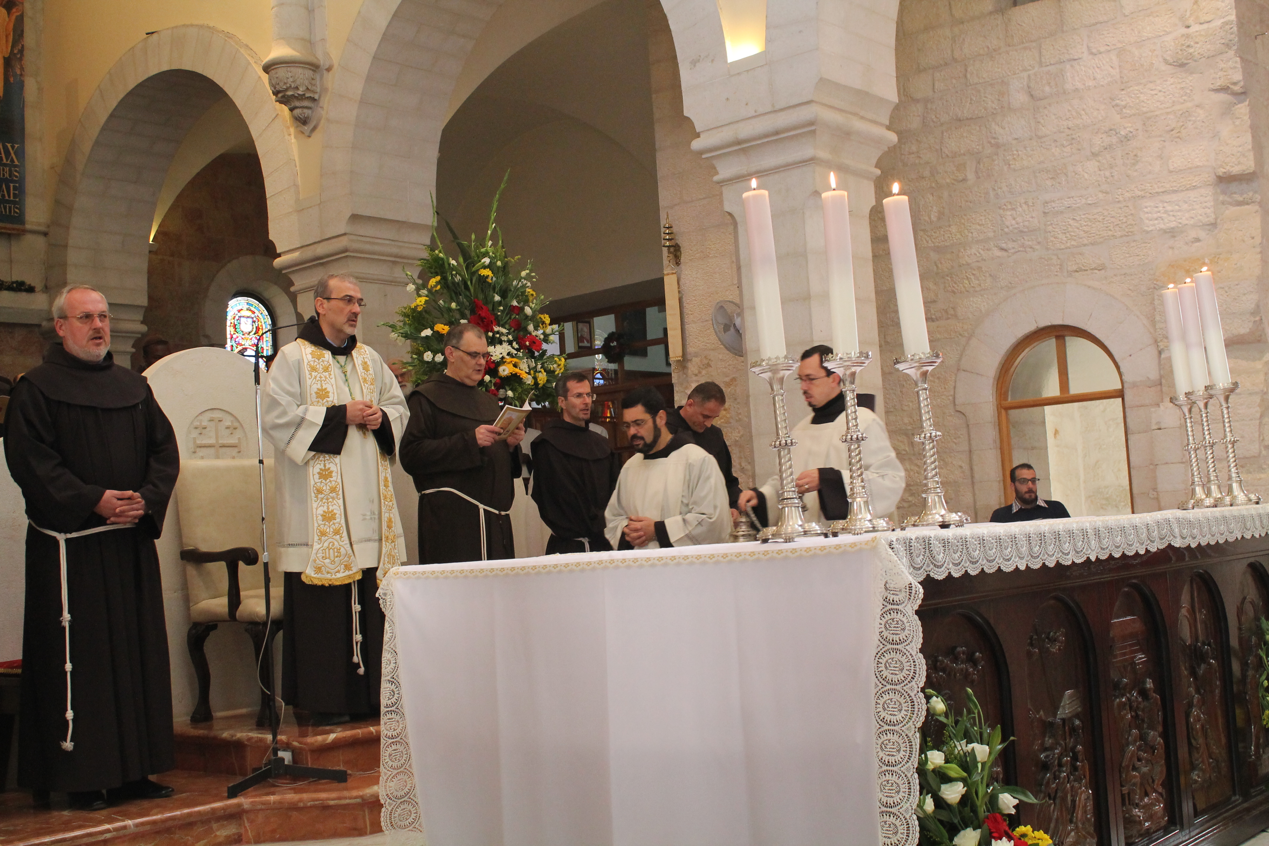 رئيسة وأعضاء بلدية بيت لحم يستقبلون حارس الأراضي المقدسة بمناسبة عيد الغطاس