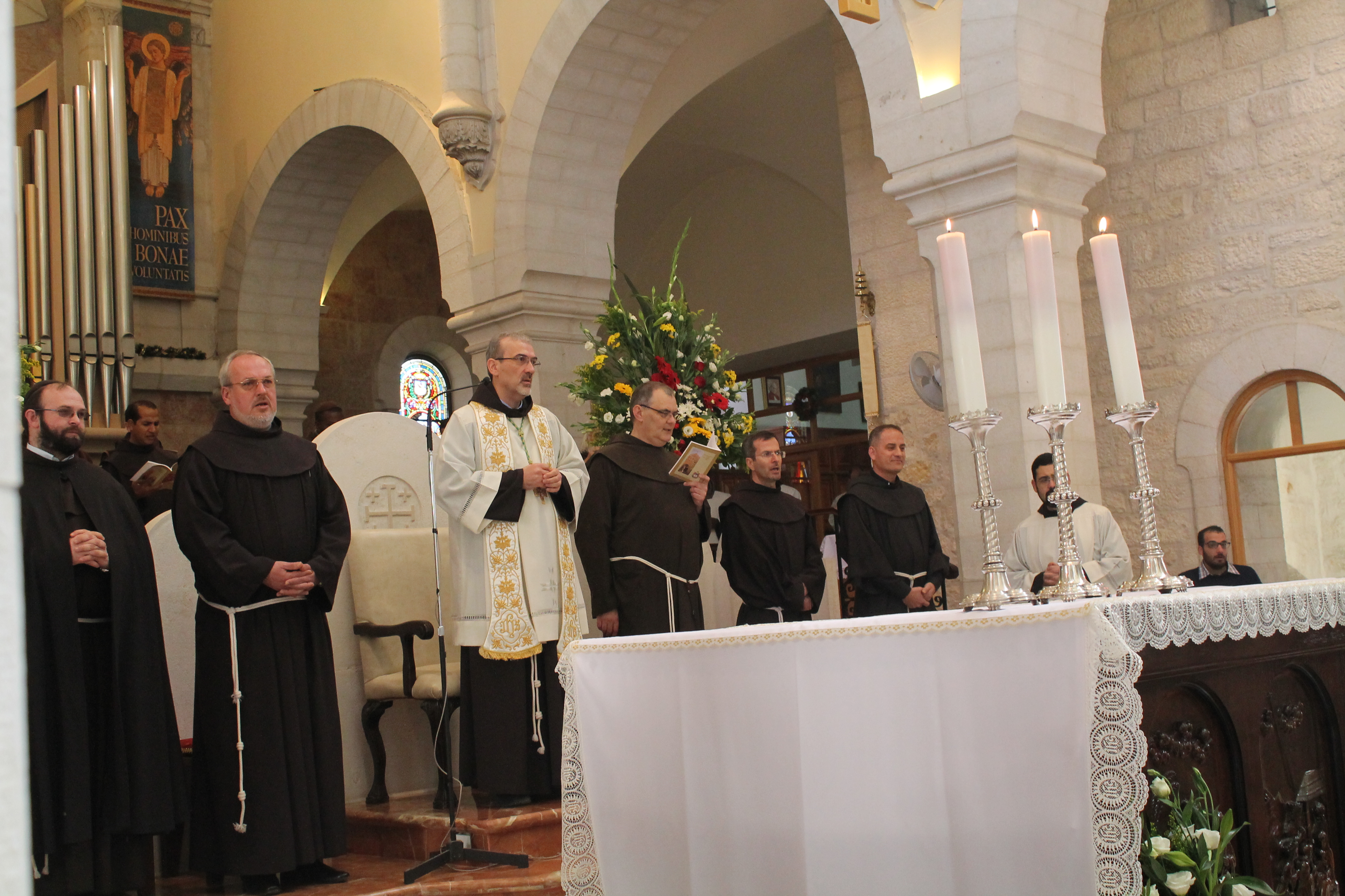 رئيسة وأعضاء بلدية بيت لحم يستقبلون حارس الأراضي المقدسة بمناسبة عيد الغطاس