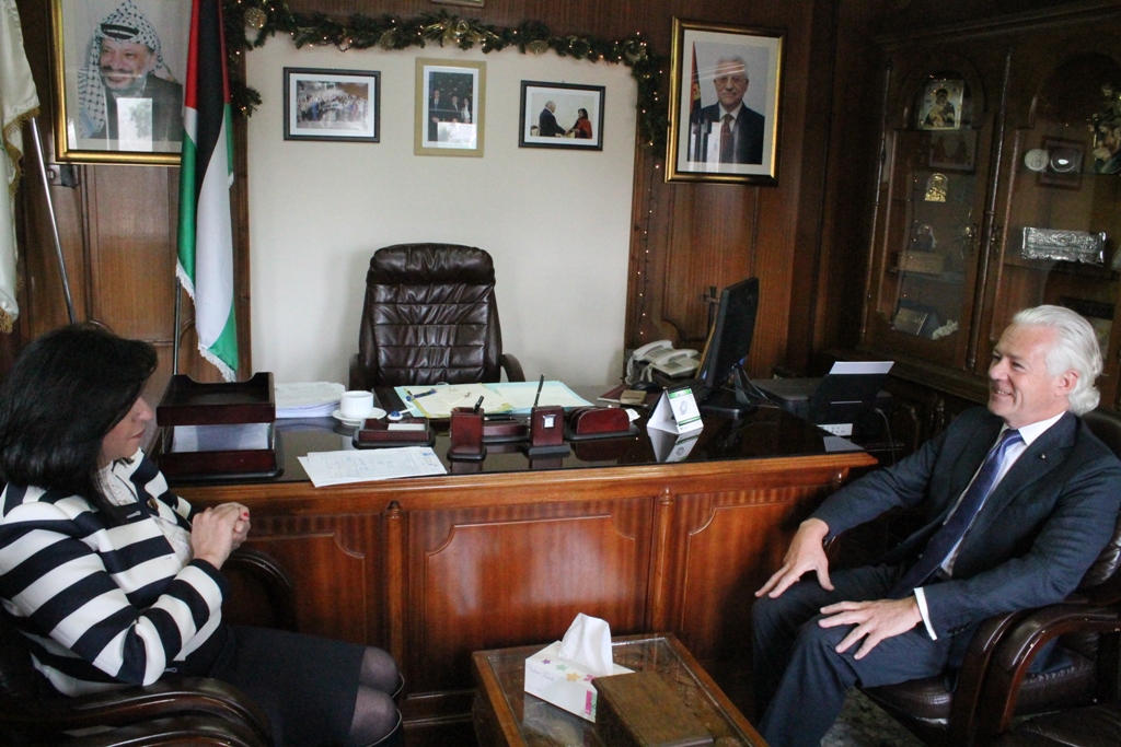 رئيسة بلدية بيت لحم تستقبل سفير منظمة مالطا وبدوره يبلغها قرار حكومته بتكريمها الشهر القادم