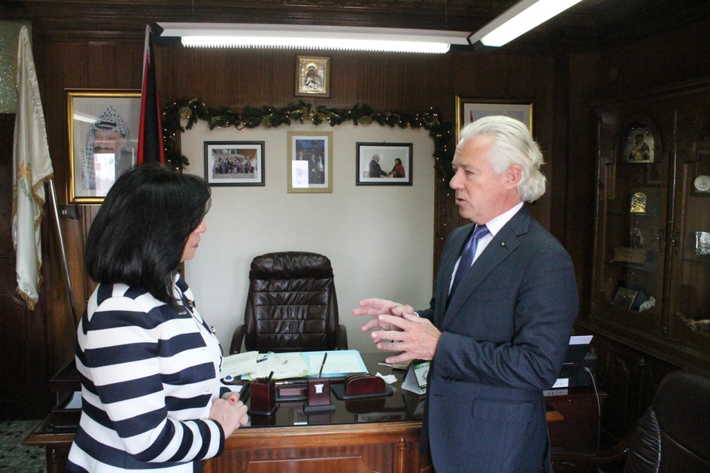 رئيسة بلدية بيت لحم تستقبل سفير منظمة مالطا وبدوره يبلغها قرار حكومته بتكريمها الشهر القادم