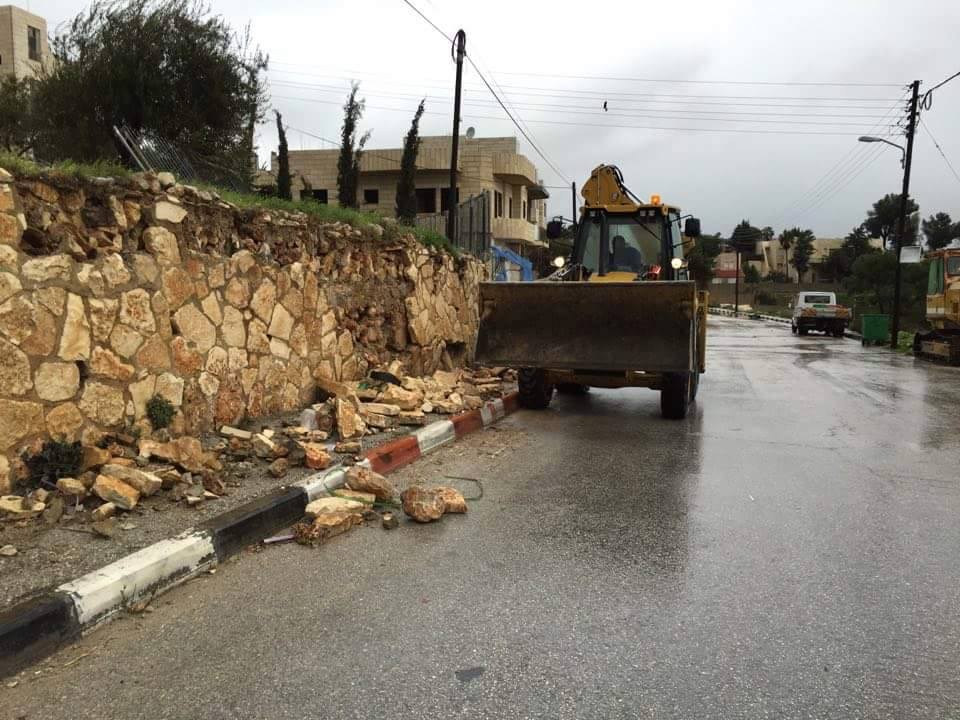 المحافظة تتفقد سير عمل فريق طوارئ بلدية بيت لحم الذي بدوره تعامل مع العديد من الحالات الطارئة 