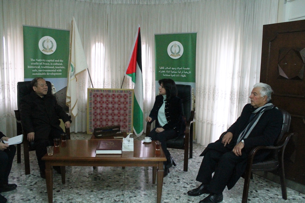 بابون تستقبل وفد دائرة العلاقات الخارجية للجنة المركزية للحزب الشيوعي الصيني وتطلعهم على واقع المدينة وعمل البلدية 