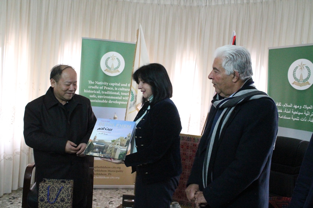 بابون تستقبل وفد دائرة العلاقات الخارجية للجنة المركزية للحزب الشيوعي الصيني وتطلعهم على واقع المدينة وعمل البلدية 