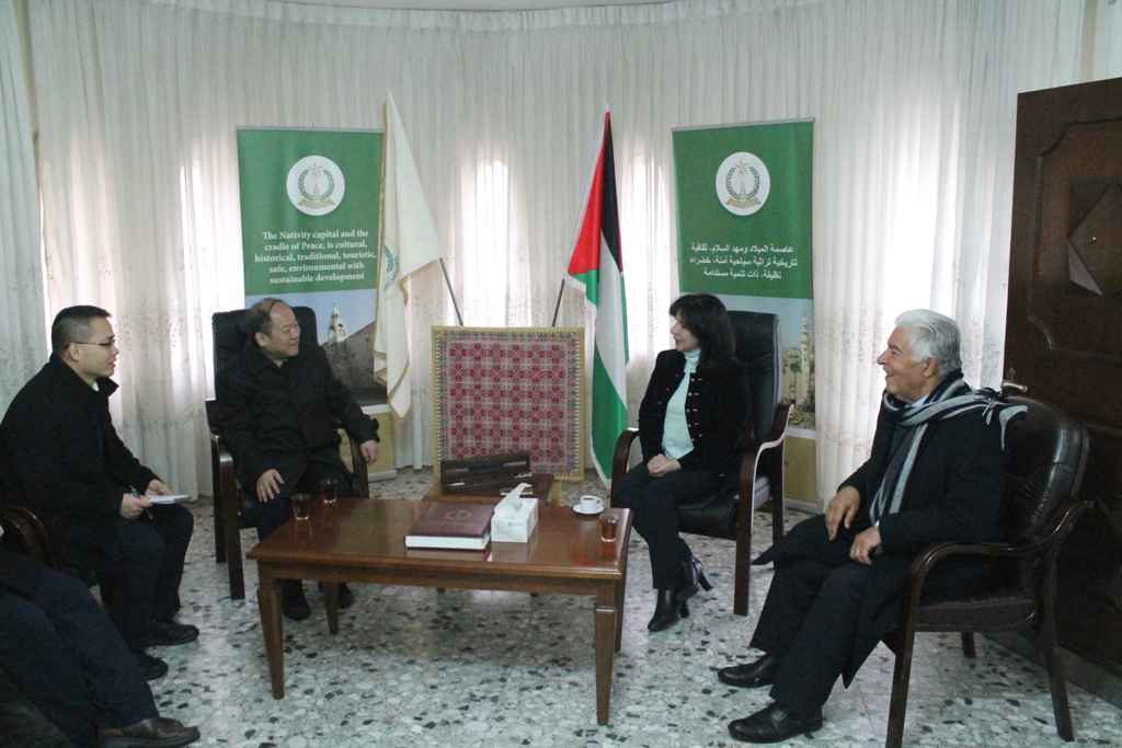 بابون تستقبل وفد دائرة العلاقات الخارجية للجنة المركزية للحزب الشيوعي الصيني وتطلعهم على واقع المدينة وعمل البلدية 