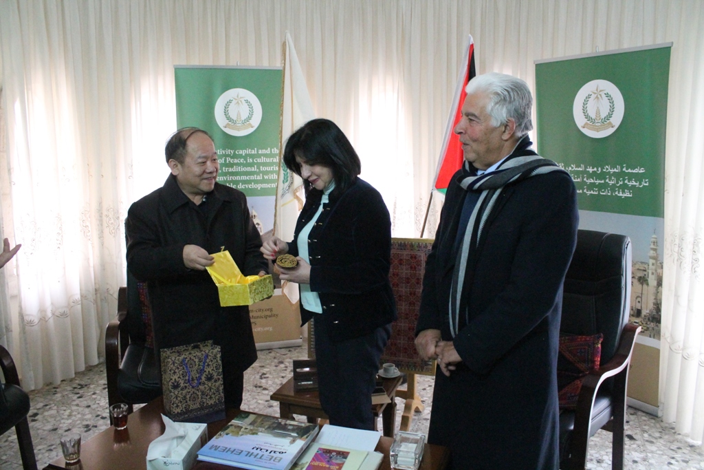 بابون تستقبل وفد دائرة العلاقات الخارجية للجنة المركزية للحزب الشيوعي الصيني وتطلعهم على واقع المدينة وعمل البلدية 