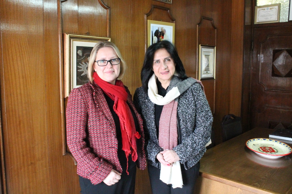 رئيسة بلدية بيت لحم تطلع القنصل السويدي العام على تحديات المدينة في ظل الإستيطان وجدار الفصل العنصري ومصادرة الأراضي 