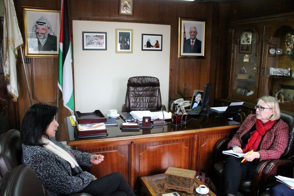 رئيسة بلدية بيت لحم تطلع القنصل السويدي العام على تحديات المدينة في ظل الإستيطان وجدار الفصل العنصري ومصادرة الأراضي 