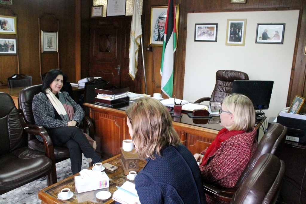 رئيسة بلدية بيت لحم تطلع القنصل السويدي العام على تحديات المدينة في ظل الإستيطان وجدار الفصل العنصري ومصادرة الأراضي 